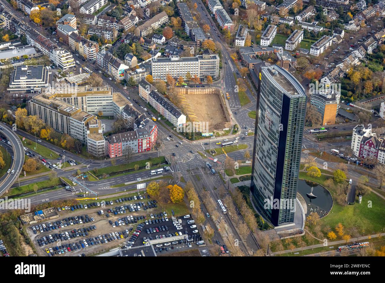 Luftaufnahme, ARAG-Hochhaus, Baustelle für Neubau zwischen Wohngebiet Heinrichstraße und Sankt-Franziskus-Straße, Umrandung Stockfoto
