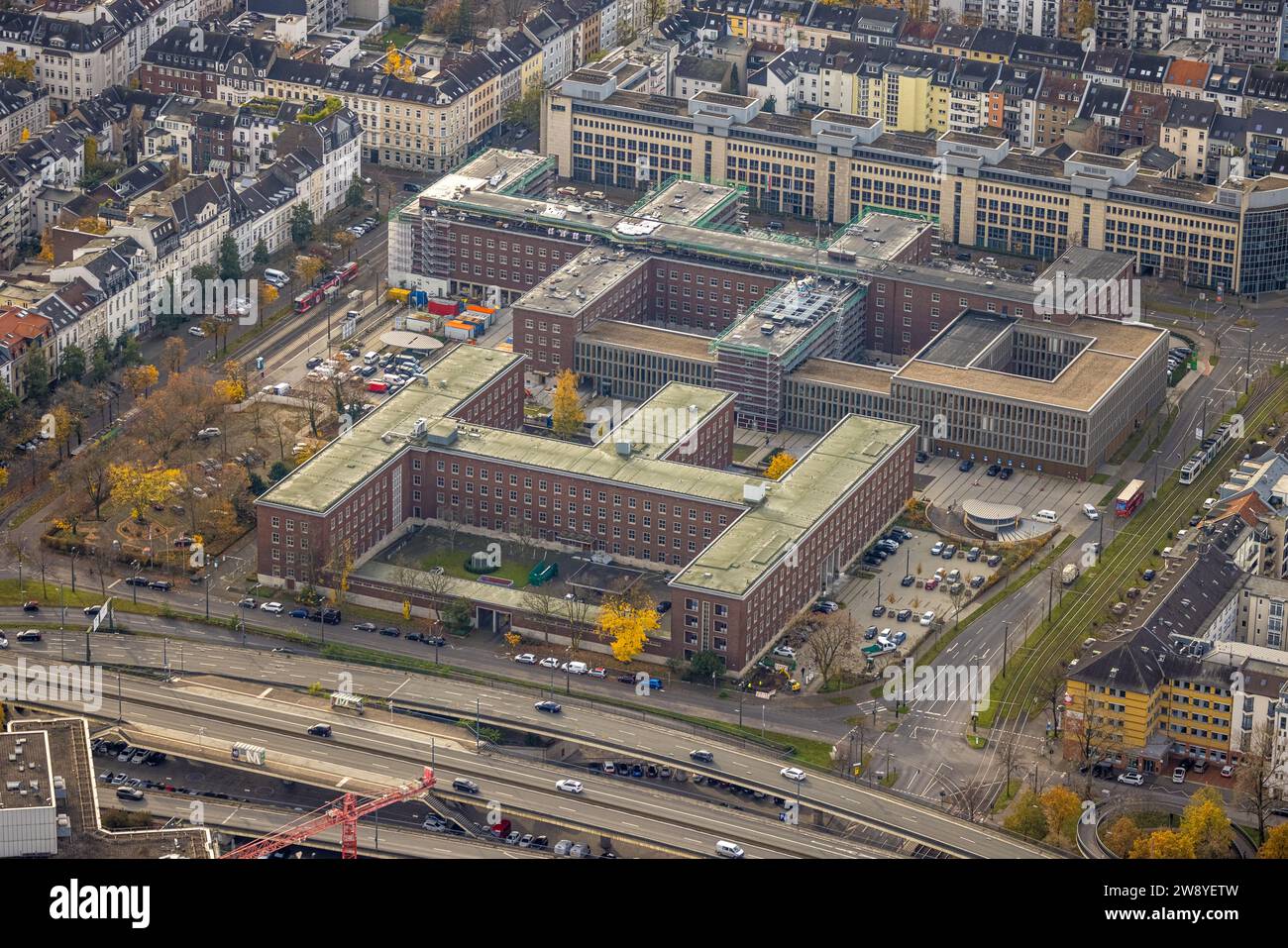 Luftaufnahme, Polizeipräsidium Düsseldorf, dahinter das Ministerium für Arbeit, Gesundheit und Soziales des Landes Nordrhein-Westfalen, Suru Stockfoto