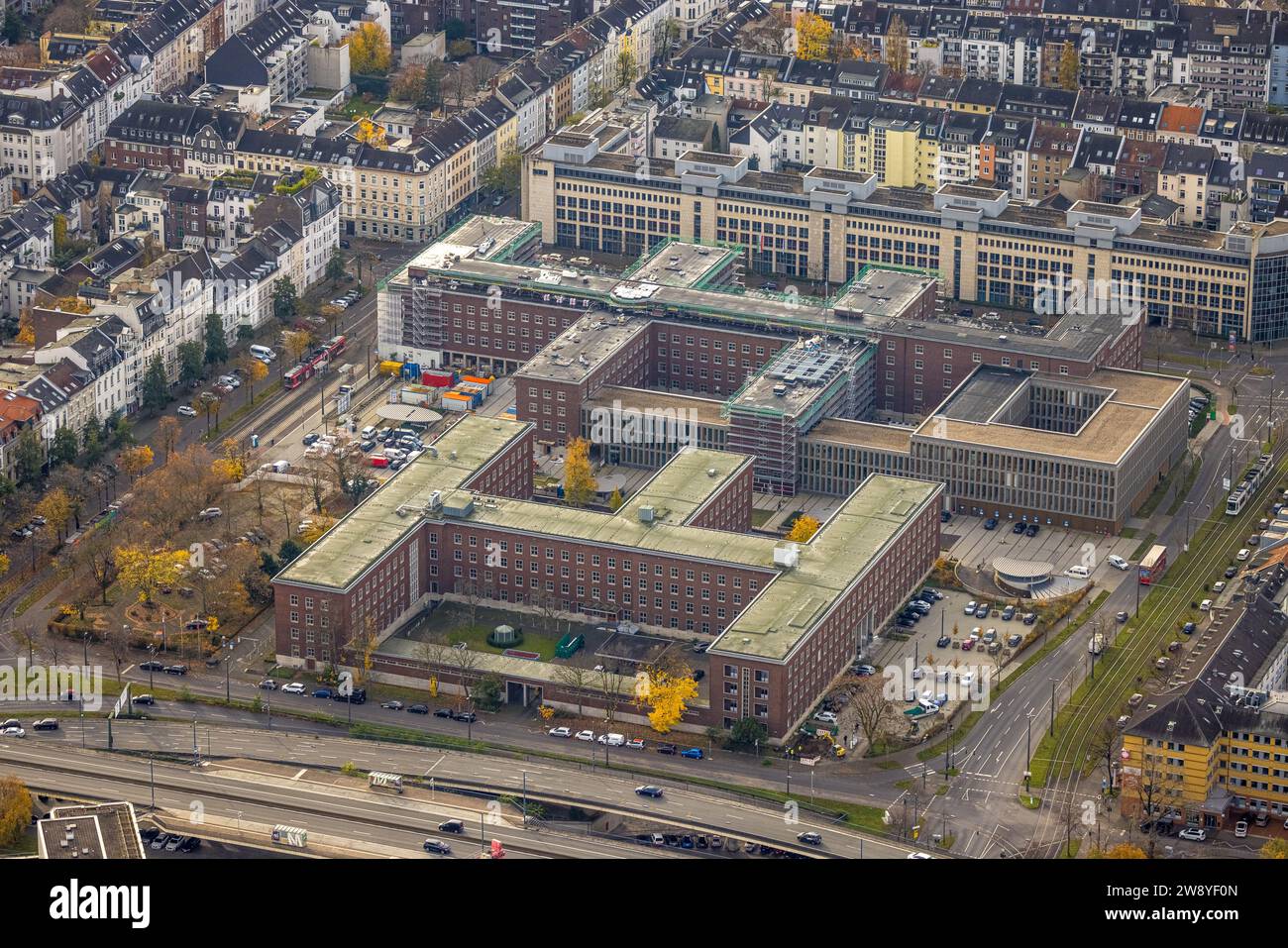 Luftaufnahme, Polizeipräsidium Düsseldorf, dahinter das Ministerium für Arbeit, Gesundheit und Soziales des Landes Nordrhein-Westfalen, Suru Stockfoto