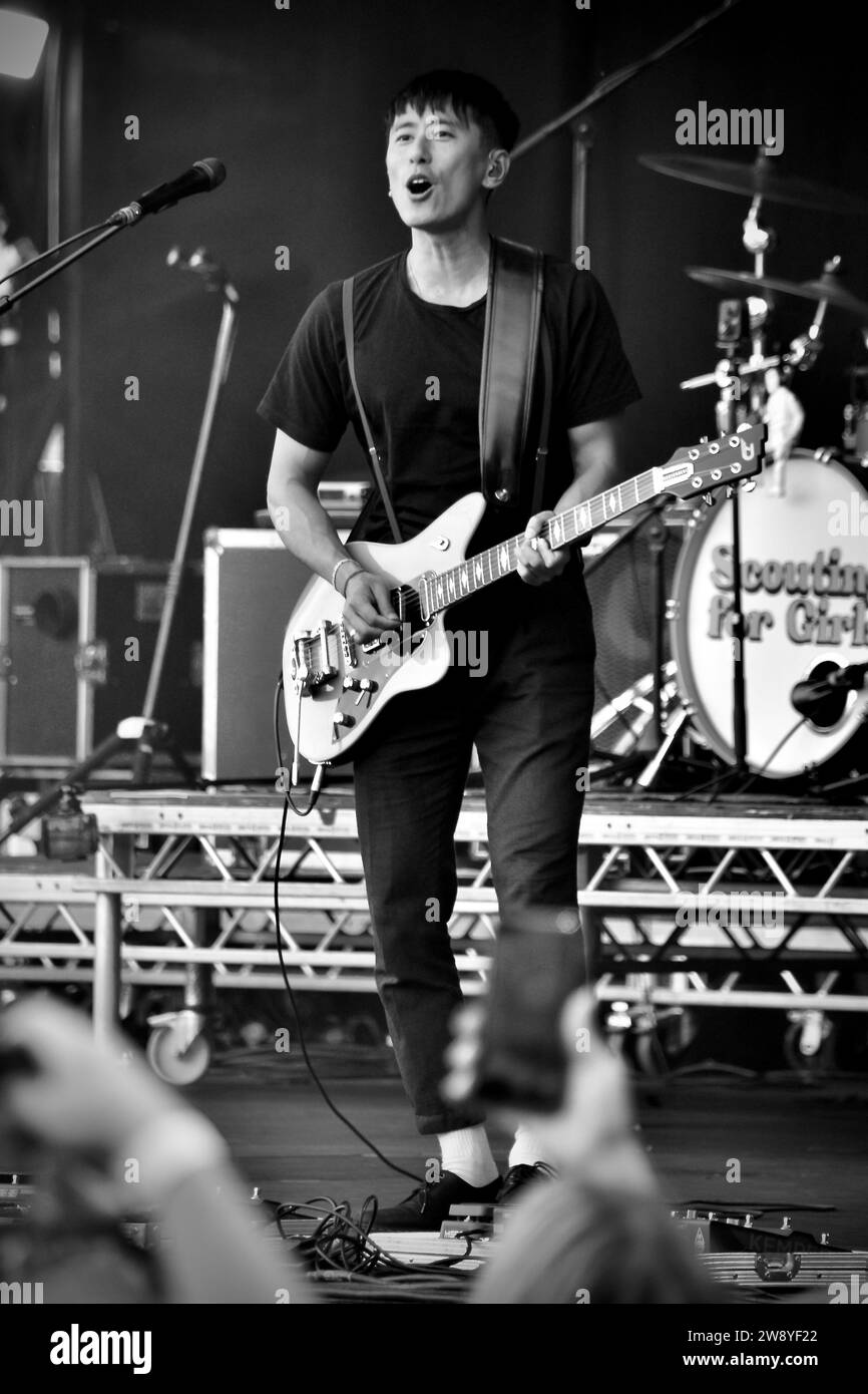 Nick Tsang spielte Gitarre mit Scouting for Girls, wie sie beim Hardwick Festival im August 2023 auftraten. Foto Von James Hind/Alamy. Stockfoto
