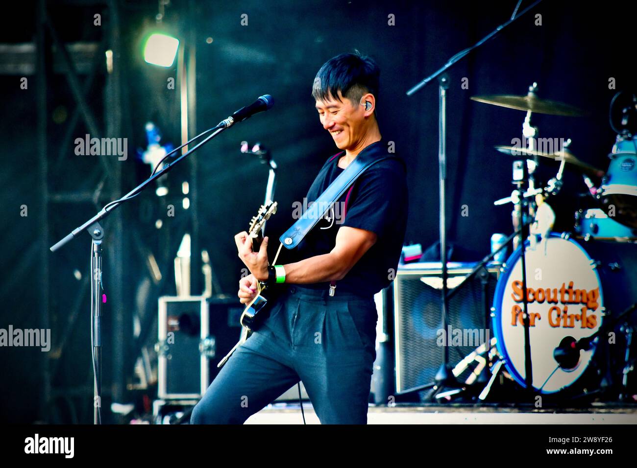Nick Tsang spielte Gitarre mit Scouting for Girls, wie sie beim Hardwick Festival im August 2023 auftraten. Foto Von James Hind/Alamy. Stockfoto