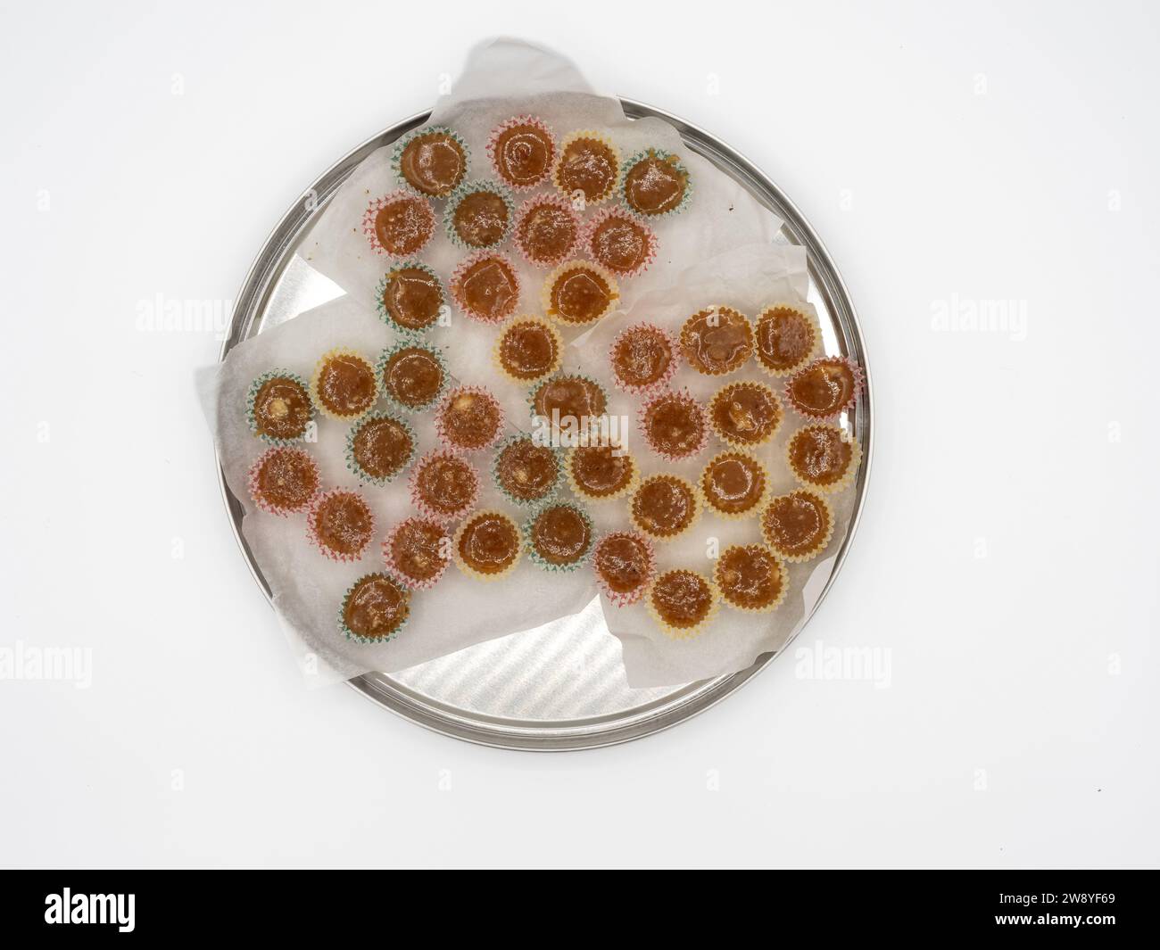 Knäck oder Christmas Butterscotch ist ein traditioneller schwedischer Toffee, der zu Weihnachten zubereitet wird. Der Name bedeutet Riss und bezieht sich auf sein hartes Gebilde Stockfoto