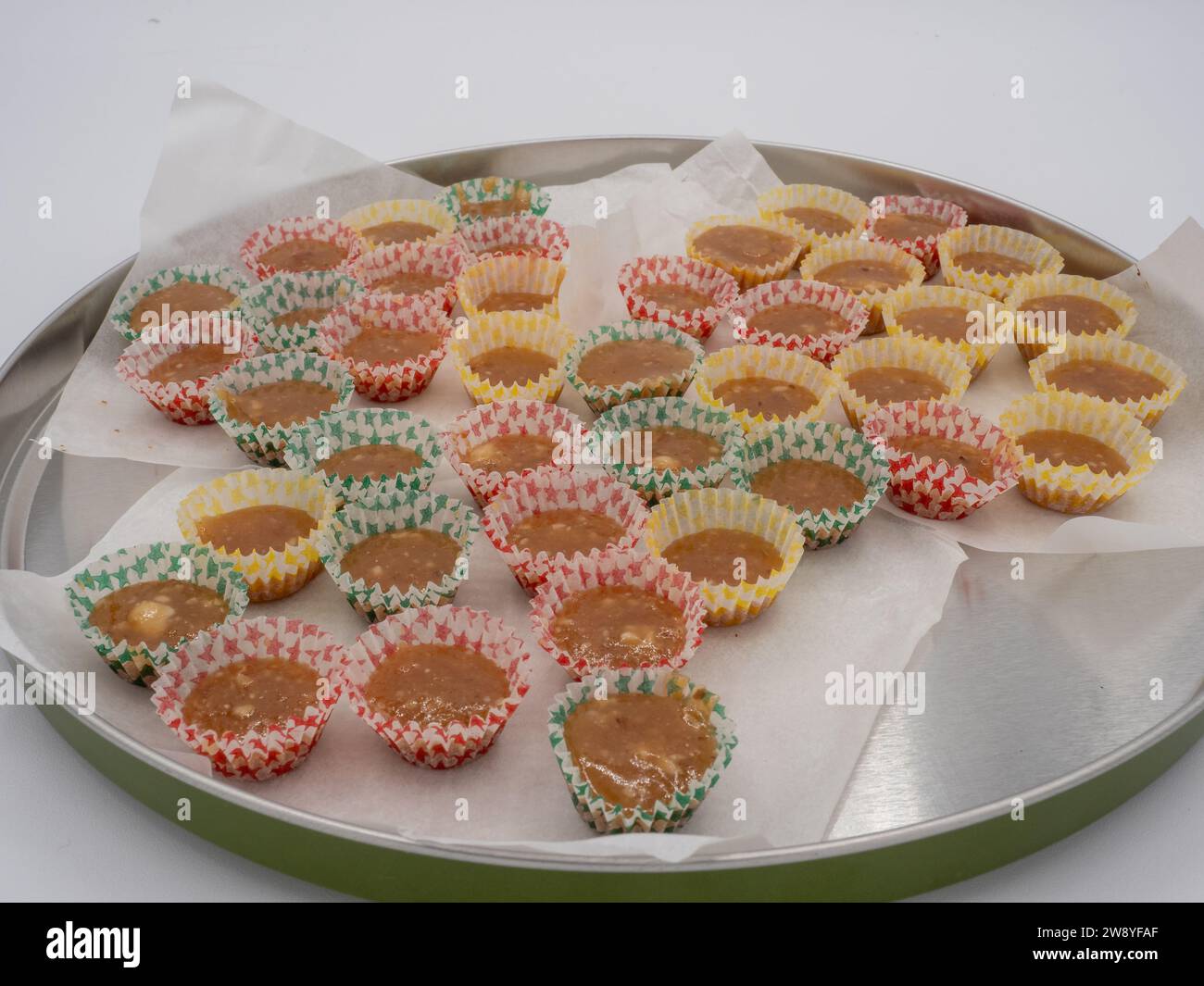 Knäck oder Christmas Butterscotch ist ein traditioneller schwedischer Toffee, der zu Weihnachten zubereitet wird. Der Name bedeutet Riss und bezieht sich auf sein hartes Gebilde Stockfoto