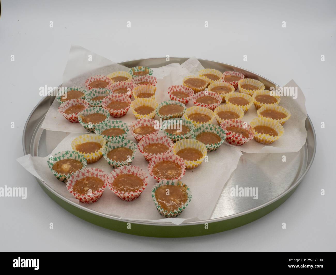Knäck oder Christmas Butterscotch ist ein traditioneller schwedischer Toffee, der zu Weihnachten zubereitet wird. Der Name bedeutet Riss und bezieht sich auf sein hartes Gebilde Stockfoto
