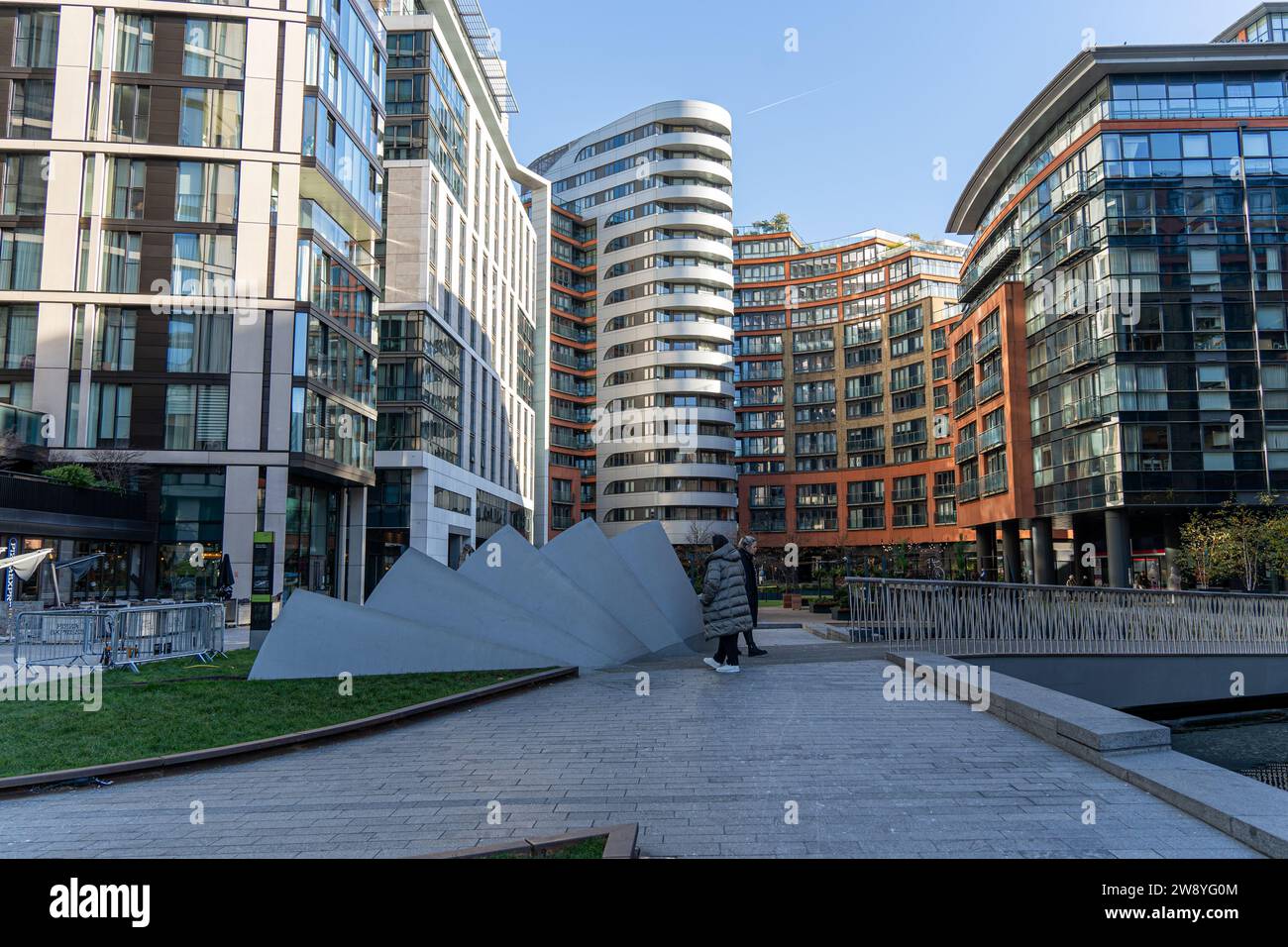 London, Großbritannien - 25. November 2023: Moderne Architektur von luxuriösen Wohngebäuden am Merchant Square im Paddington Basin Stockfoto