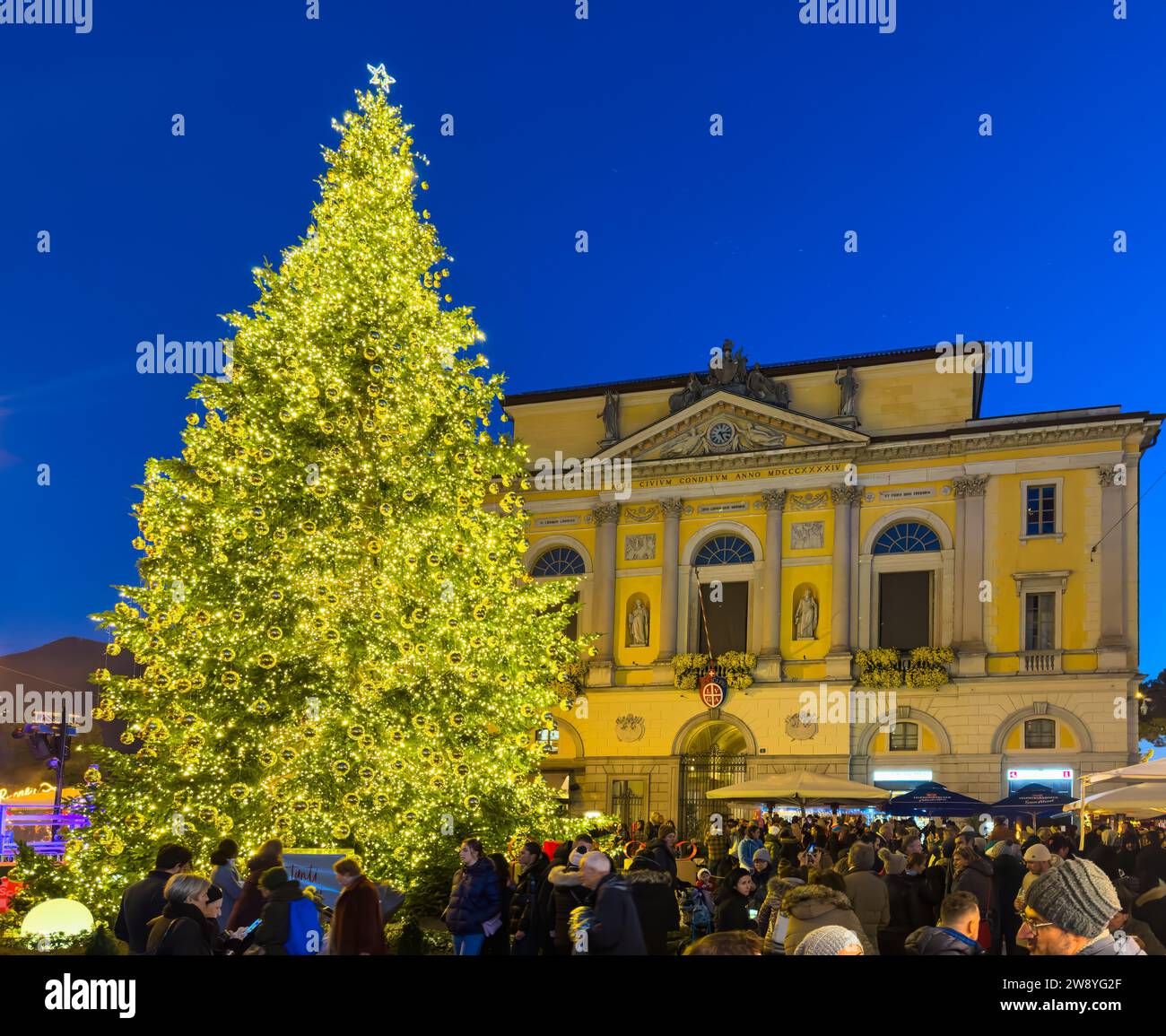 Lugano, Schweiz - 12. Dezember 2023: Weihnachtsmarkt in Lugano, der größten Stadt der Ferienregion Tessin Stockfoto