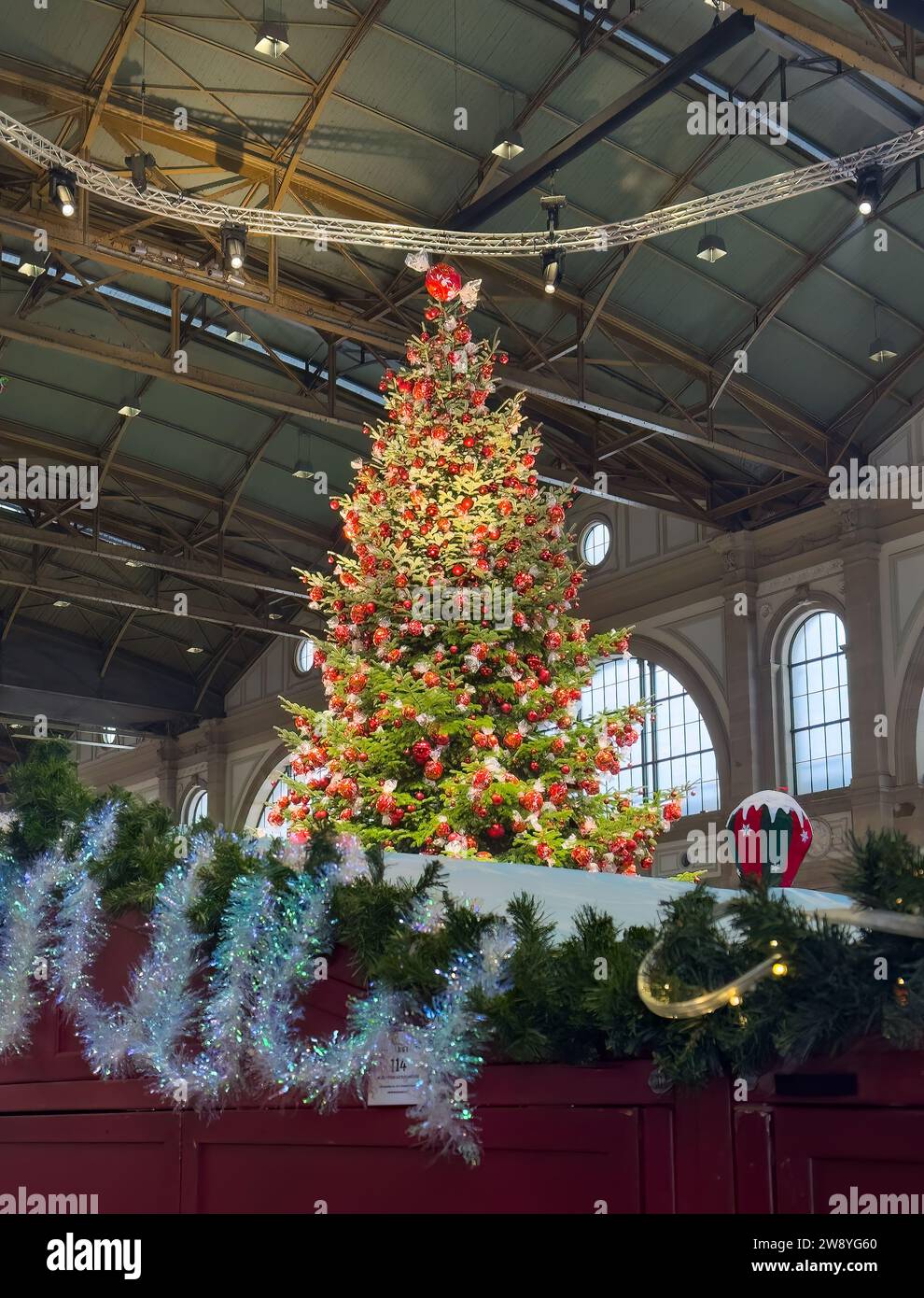 Zürich, Schweiz 2. Dezember 2023 Traditioneller Weihnachtsbaum am Bahnhof Zürich, dekoriert