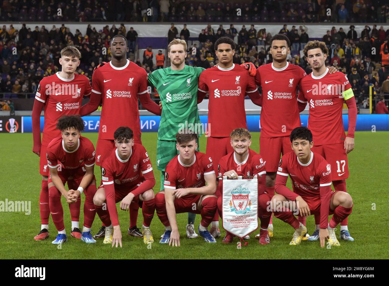 BRÜSSEL - (zurück l-r) Conor Bradley von Liverpool FC, Ibrahima Konate von Liverpool FC, Liverpool FC Torhüter Caoimhin Kelleher, Jarell Quansah von Liverpool FC, Cody Gakpo von Liverpool FC, Curtis Jones von Liverpool FC (vorne l-r) Kaide Gordon von Liverpool FC , Luke Chambers von Liverpool FC, Ben Doak vom Liverpool FC, Harvey Elliot vom Liverpool FC, Waturu Endo vom Liverpool FC während des Gruppenspiels der UEFA Europa League zwischen R. Union Sint Gillis und Liverpool FC im Lotto Park Stadion am 14. Dezember 2023 in Brüssel. ANP | Hollandse Hoogte | GERRIT VAN COLOGNE Stockfoto