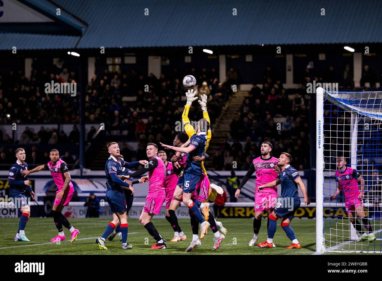 Kirkcaldy, Schottland. 22. Dezember 2023. Charlie Albinson (1 - Ayr) behauptet ein Kreuz Raith Rovers vs Ayr United - Cinch Championship Credit: Raymond Davies / Alamy Live News Stockfoto