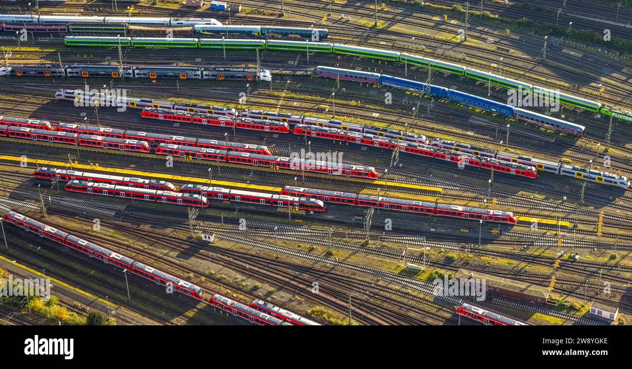 Aus der Vogelperspektive, der Kalkberg, auch Monte Kalk genannt, Rettungshubschrauberstation mit Hangar und davor der Hubschrauberlandeplatz, die Stadtautobahn und die Eisenbahnanlage Stockfoto