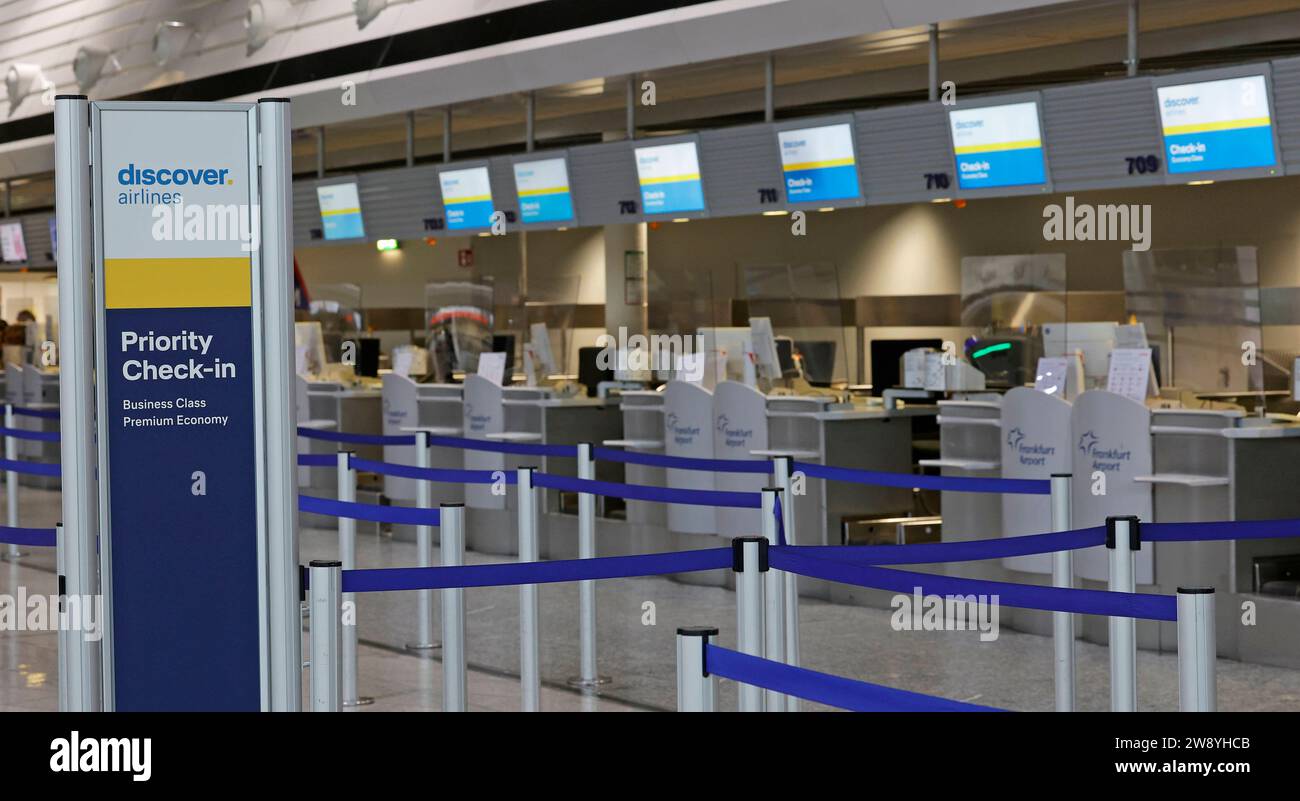 Impressionen Flughafen Frankfurt 22.12.2023 Am Weihnachtssamstag 23. Steht ein Warnstreik der Piloten von Lufthansa Tochter ENTDECKEN FLUGGESELLSCHAFTEN in Deutschland wegen festgefahrener Tarifverhandlungen von 8 bis 13 Uhr im Haus hier Abflug Schalter für Priority Check-in Business Class Premium Economy Frankfurt / Main Hessen Deutschland *** Impressionen Frankfurt Airport 22 12 2023 am Weihnachtssamstag 23 wird es sein seien Sie ein Warnstreik der Piloten der Lufthansa-Tochtergesellschaft DISCOVER AIRLINES in Deutschland von 8 bis 13 Uhr wegen verzögerter Lohnverhandlungen hier Abflugschalter für Priority Check-in Stockfoto