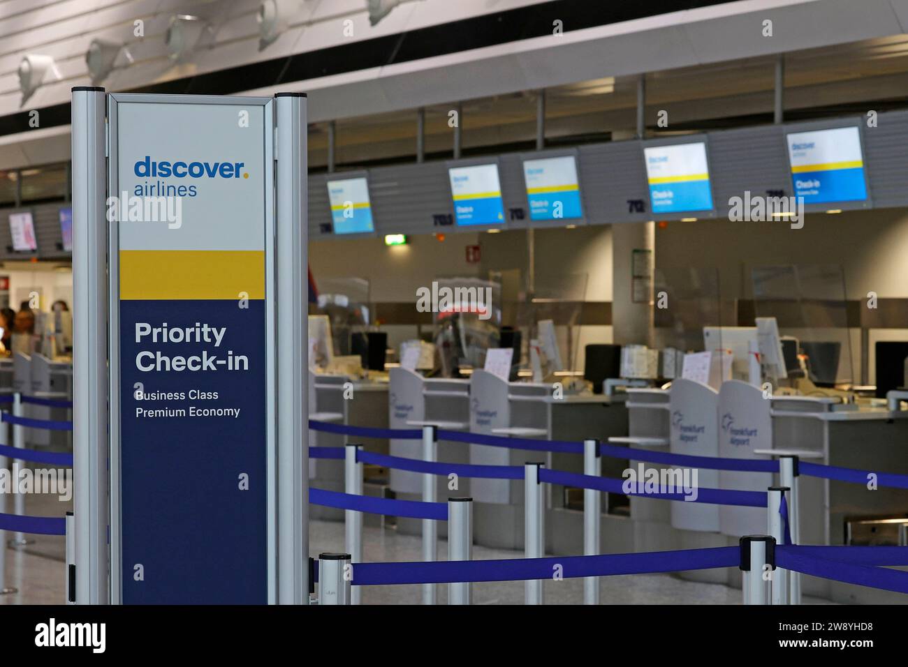 Impressionen Flughafen Frankfurt 22.12.2023 Am Weihnachtssamstag 23. Steht ein Warnstreik der Piloten von Lufthansa Tochter ENTDECKEN FLUGGESELLSCHAFTEN in Deutschland wegen festgefahrener Tarifverhandlungen von 8 bis 13 Uhr im Haus hier Abflug Schalter für Priority Check-in Business Class Premium Economy Frankfurt / Main Hessen Deutschland *** Impressionen Frankfurt Airport 22 12 2023 am Weihnachtssamstag 23 wird es sein seien Sie ein Warnstreik der Piloten der Lufthansa-Tochtergesellschaft DISCOVER AIRLINES in Deutschland von 8 bis 13 Uhr wegen verzögerter Lohnverhandlungen hier Abflugschalter für Priority Check-in Stockfoto