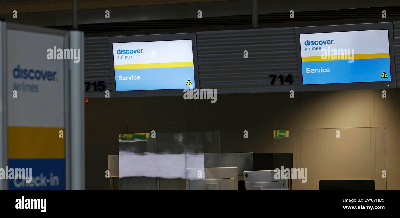 Impressionen Flughafen Frankfurt 22.12.2023 Am Weihnachtssamstag 23. Steht ein Warnstreik der Piloten von Lufthansa Tochter ENTDECKEN FLUGGESELLSCHAFTEN in Deutschland wegen festgefahrener Tarifverhandlungen von 8 bis 13 Uhr im Haus hier Abflug Schalter für Priority Check-in Business Class Premium Economy Frankfurt / Main Hessen Deutschland *** Impressionen Frankfurt Airport 22 12 2023 am Weihnachtssamstag 23 wird es sein seien Sie ein Warnstreik der Piloten der Lufthansa-Tochtergesellschaft DISCOVER AIRLINES in Deutschland von 8 bis 13 Uhr wegen verzögerter Lohnverhandlungen hier Abflugschalter für Priority Check-in Stockfoto