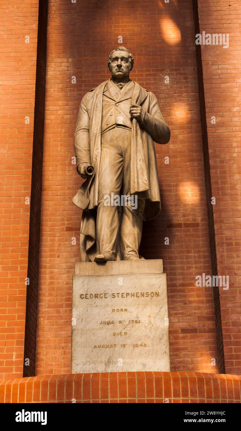 Statue des Eisenbahnpioniers George Stephenson im Eisenbahnmuseum York, North Yorkshire, England, Großbritannien Stockfoto