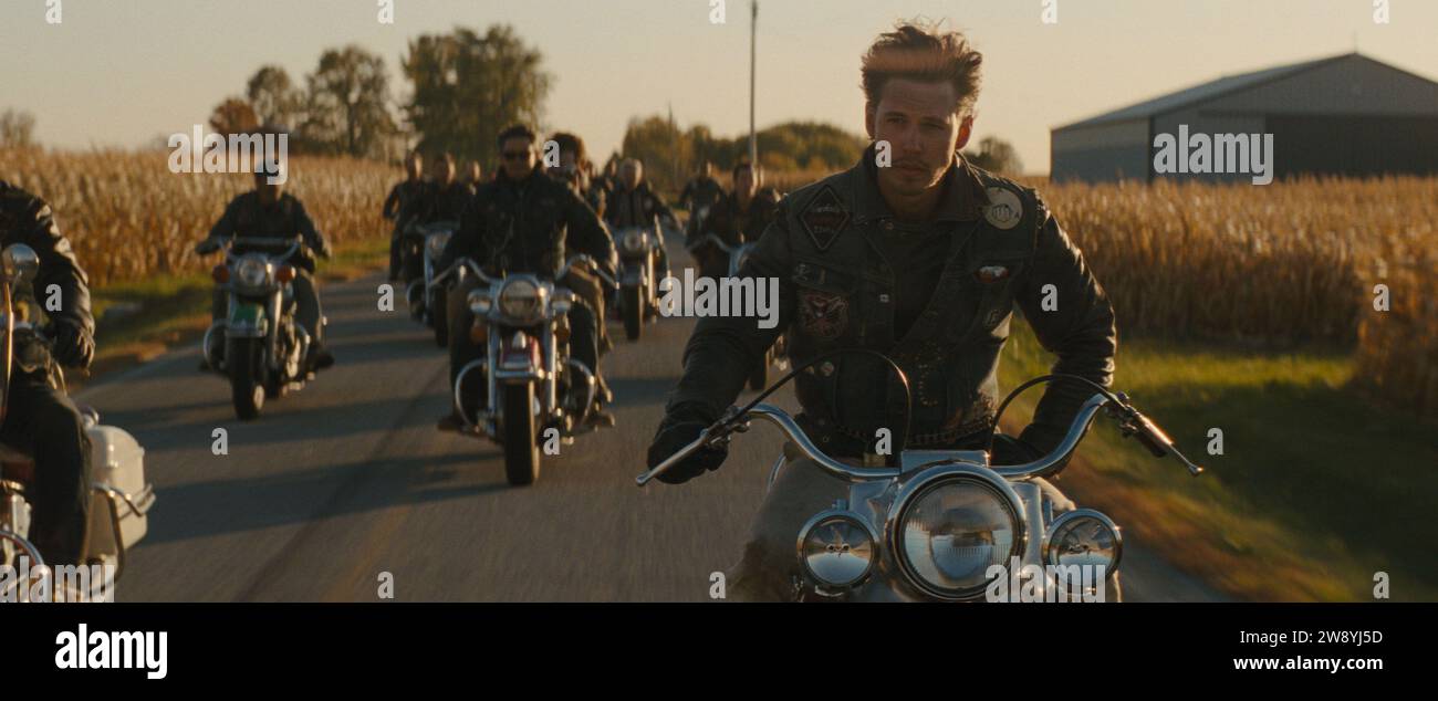 ERSCHEINUNGSDATUM: 21. Juni 2024. TITEL: Die Bikerider. STUDIO: Focus-Funktionen. DIREKTOR: Jeff Nichols. PLOT: Folgt dem Aufstieg eines Motorradclubs im Mittleren Westen, der sich im Laufe eines Jahrzehnts von einem Treffpunkt für lokale Außenseiter zu einer finsteren Gang entwickelt, die die Lebensweise der ursprünglichen Gruppe bedroht, MIT AUSTIN BUTLER als Benny. (Credit Image: © Focus Features/Entertainment Pictures/ZUMAPRESS.com) NUR REDAKTIONELLE VERWENDUNG! Nicht für kommerzielle ZWECKE! Stockfoto