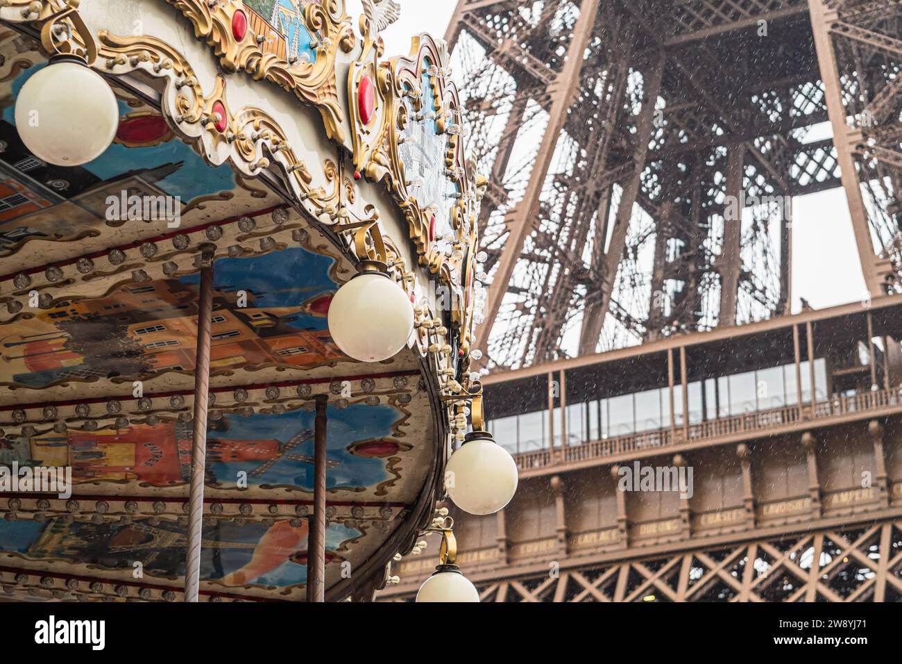 Karussell des Eiffelturms im Herbst im Regen in Paris - Frankreich Stockfoto