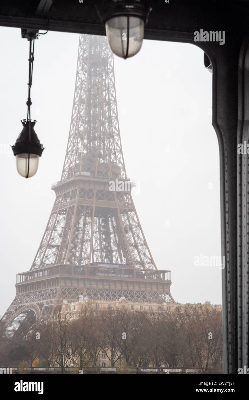 Der Eiffelturm durch die Bir Hakeim Brücke im Regen in Paris - Frankreich Stockfoto