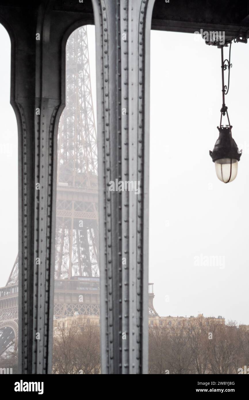 Der Eiffelturm durch die Säulen der Bir-Hakeim-Brücke im Regen in Paris - Frankreich Stockfoto