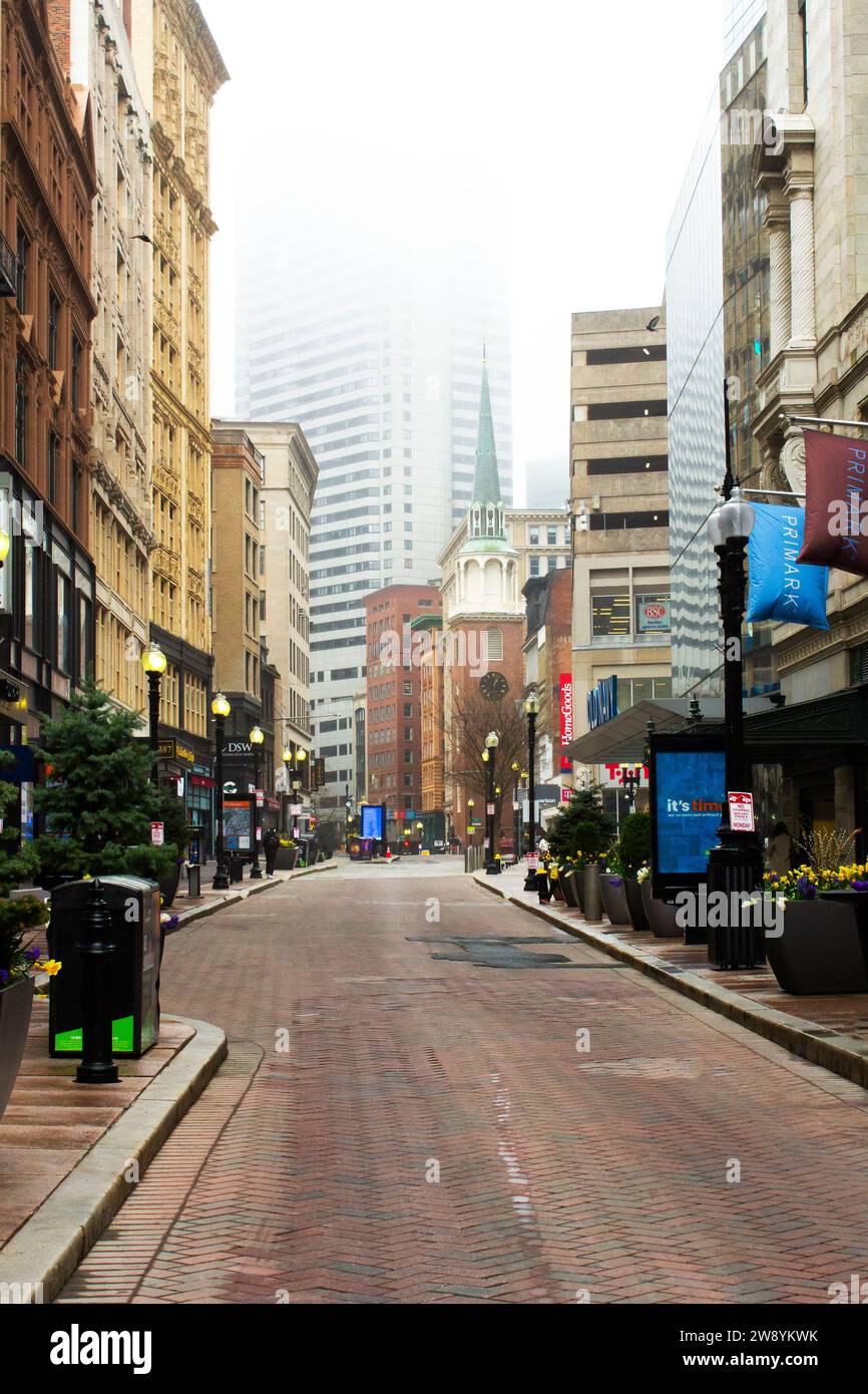 Washington Street, Boston, MA, USA - 17. April 2023. Downtown Crossing. Blick auf die Washington Street. Old South Meeting House. Boston Marathon Stockfoto