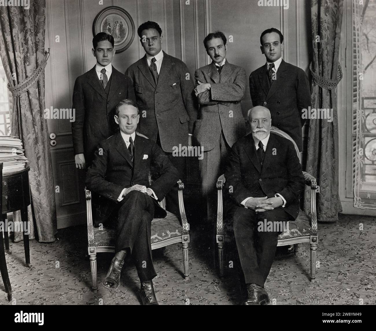 KUBANISCHE DELEGATION ZUR FRIEDENSKONFERENZ. Paris, seine, Frankreich - stehend, von links nach rechts: Herr Luis Machade y Ortaga, Attache; Herr Gustavo S. de Bustamante, Attache; Herr Miguel A. Camoa, Arsch nicht Secy. Herr Pedro Martines Fraga, Attache. Sitzplätze: Herr Guillermo de Blanck, Generalsekretär; Herr Anthonio S de Bustamante, kubanischer Delegierter Stockfoto