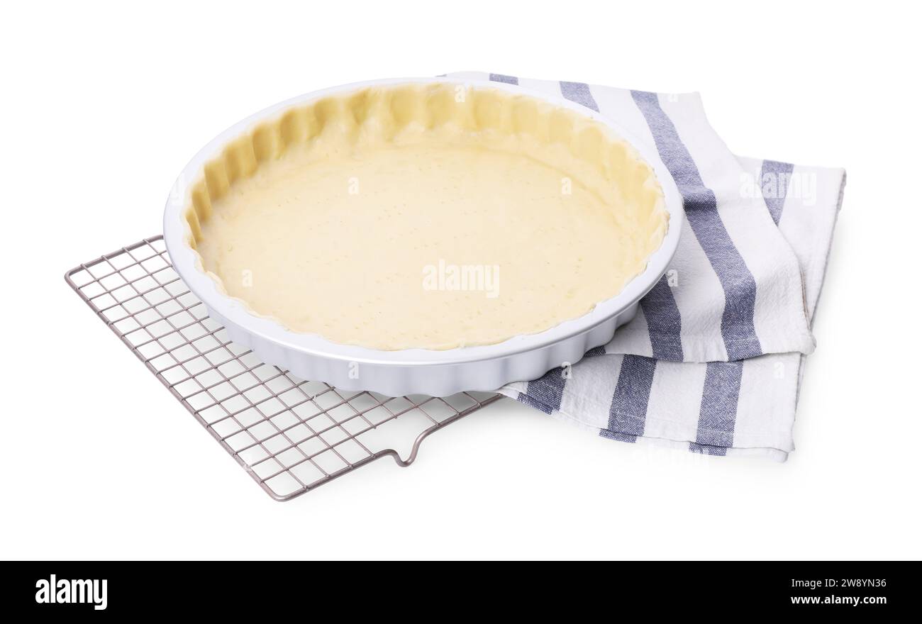 Quiche machen. Tortenpfanne mit frischem Teig, isoliert auf weiß Stockfoto