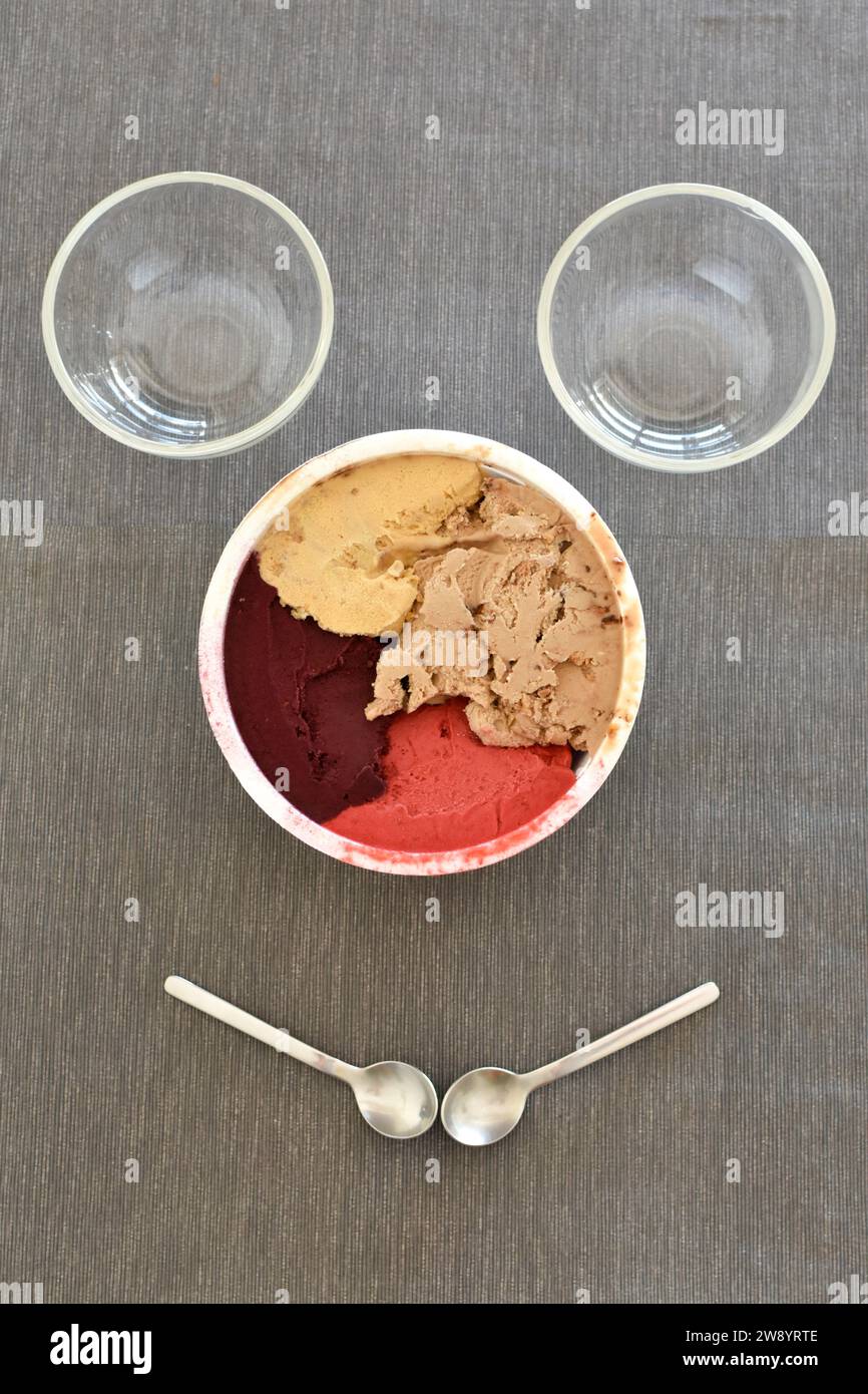Eis in einem 1 Kilo Styroporbecher, typisch für Argentinien, sieht aus wie ein Lächeln Stockfoto