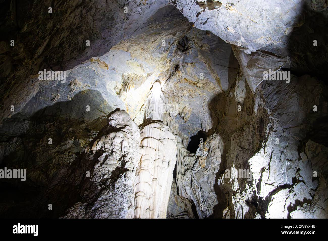 Die Meziad-Höhle. Eine der schönsten Höhlen Rumäniens, die Meziad-Höhle ähnelt einer unterirdischen gotischen Kathedrale. Stockfoto