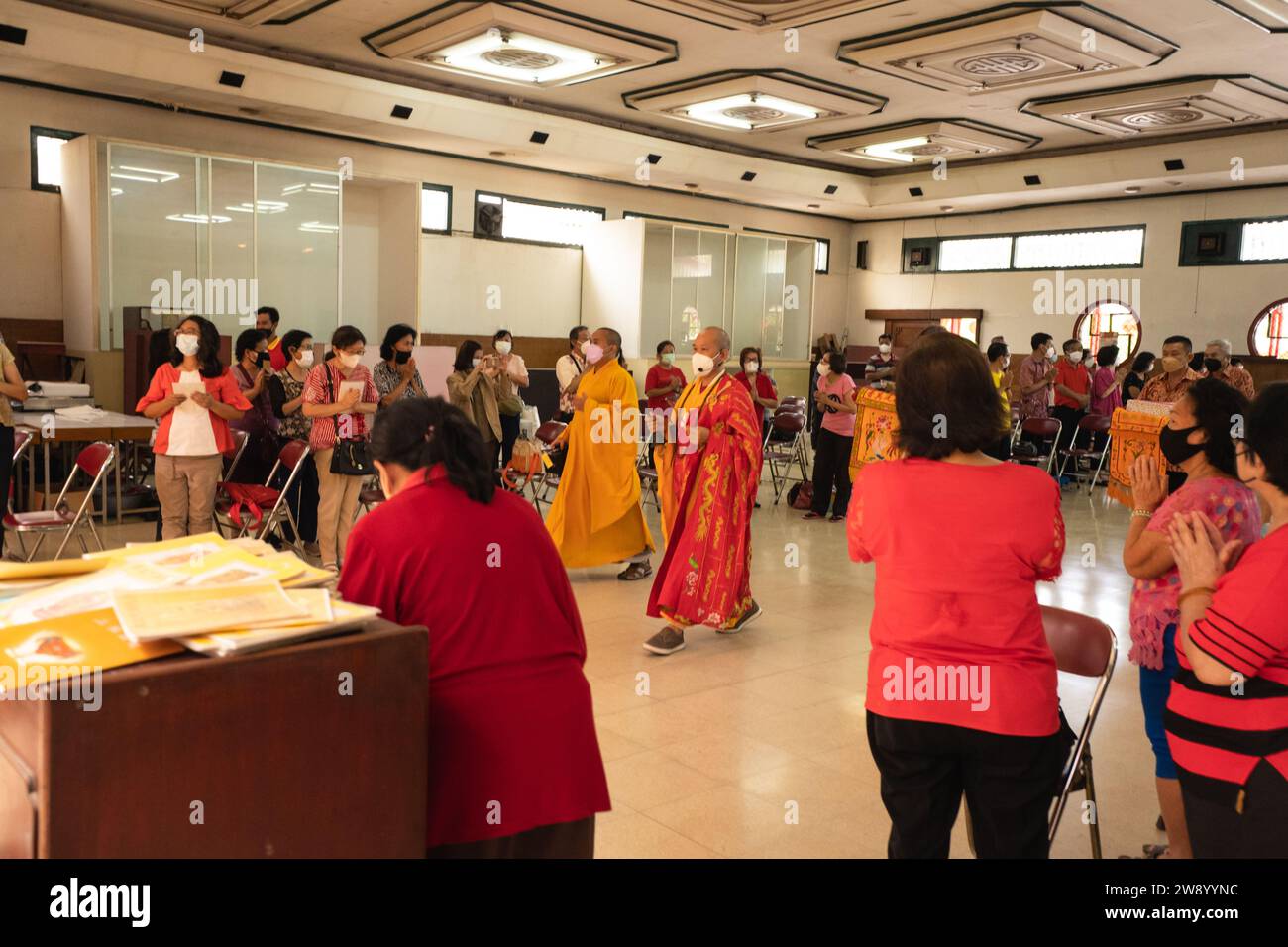 Bandung, Indonesien – 8. Januar 2022: Buddhistische Gesellschaft, die gemeinsam am Altar mit den Mönchen im buddha-Tempel in China betet Stockfoto