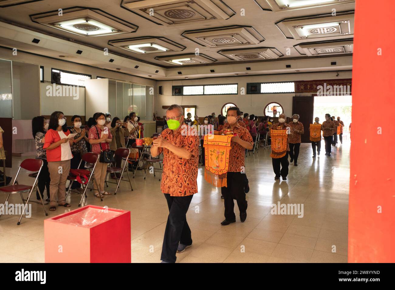 Bandung, Indonesien – 8. Januar 2022: Buddhistische Gesellschaft, die gemeinsam am Altar mit den Mönchen im buddha-Tempel in China betet Stockfoto