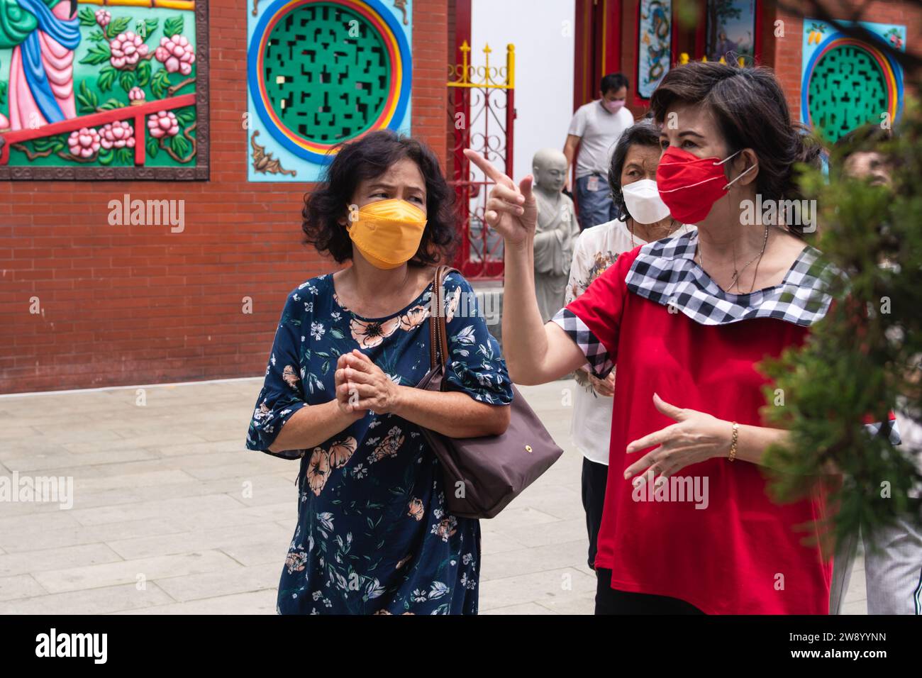 Bandung, Indonesien – 8. Januar 2022: Buddhistische Gesellschaft, die gemeinsam am Altar mit den Mönchen im buddha-Tempel in China betet Stockfoto