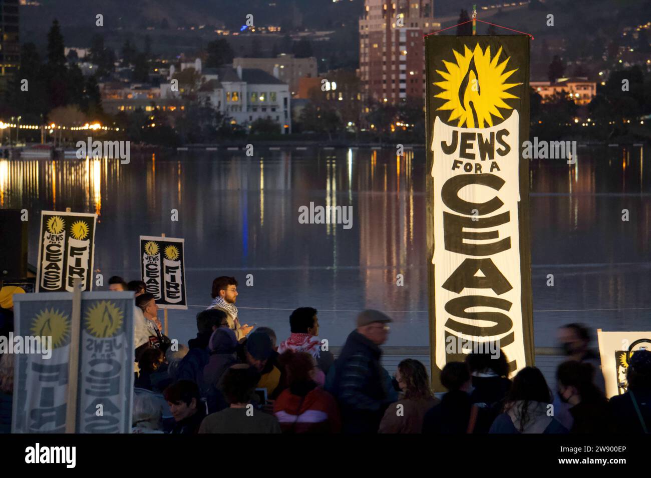 Oakland, Kalifornien, USA. Dezember 2023. Juden in der Bay Area für die Waffenstillstandsversammlung und den Shabbat. Mitglieder der Jüdischen Stimmen für den Frieden kommen zum Gebet zusammen, um Palästina zu unterstützen und gegen die Bombardierung in Gaza und die Ermordung von Gazastreifen zu protestieren. Kristin Cato/Alamy Lives News Stockfoto