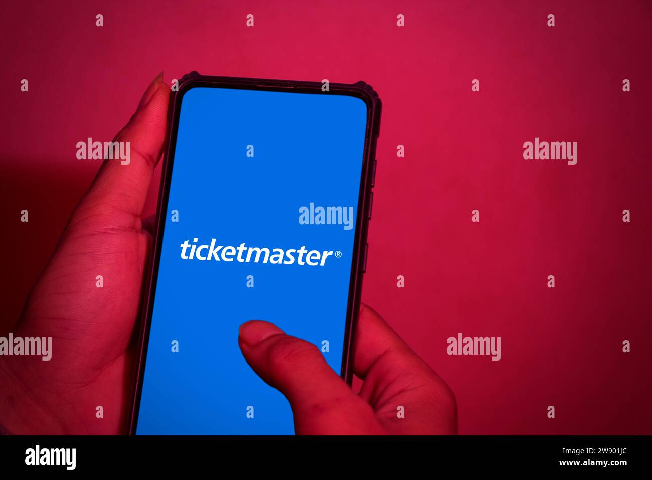 Die Hände schließen sich. Diese Fotoabbildung zeigt das Logo des US-amerikanischen Unternehmens Ticketmaster Entertainment Inc. Auf einem Handybildschirm. Beschneidungspfad Stockfoto
