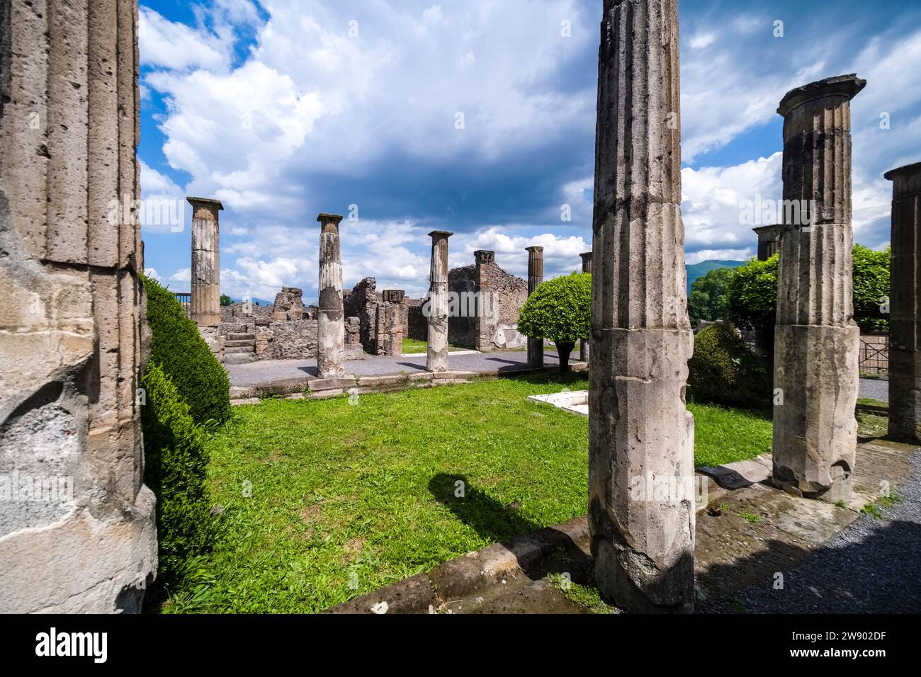 Ruinen der Casa dei Cornelii in der archäologischen Stätte von Pompeji, einer antiken Stadt, die durch den Ausbruch des Vesuv im Jahr 79 n. Chr. zerstört wurde. Stockfoto