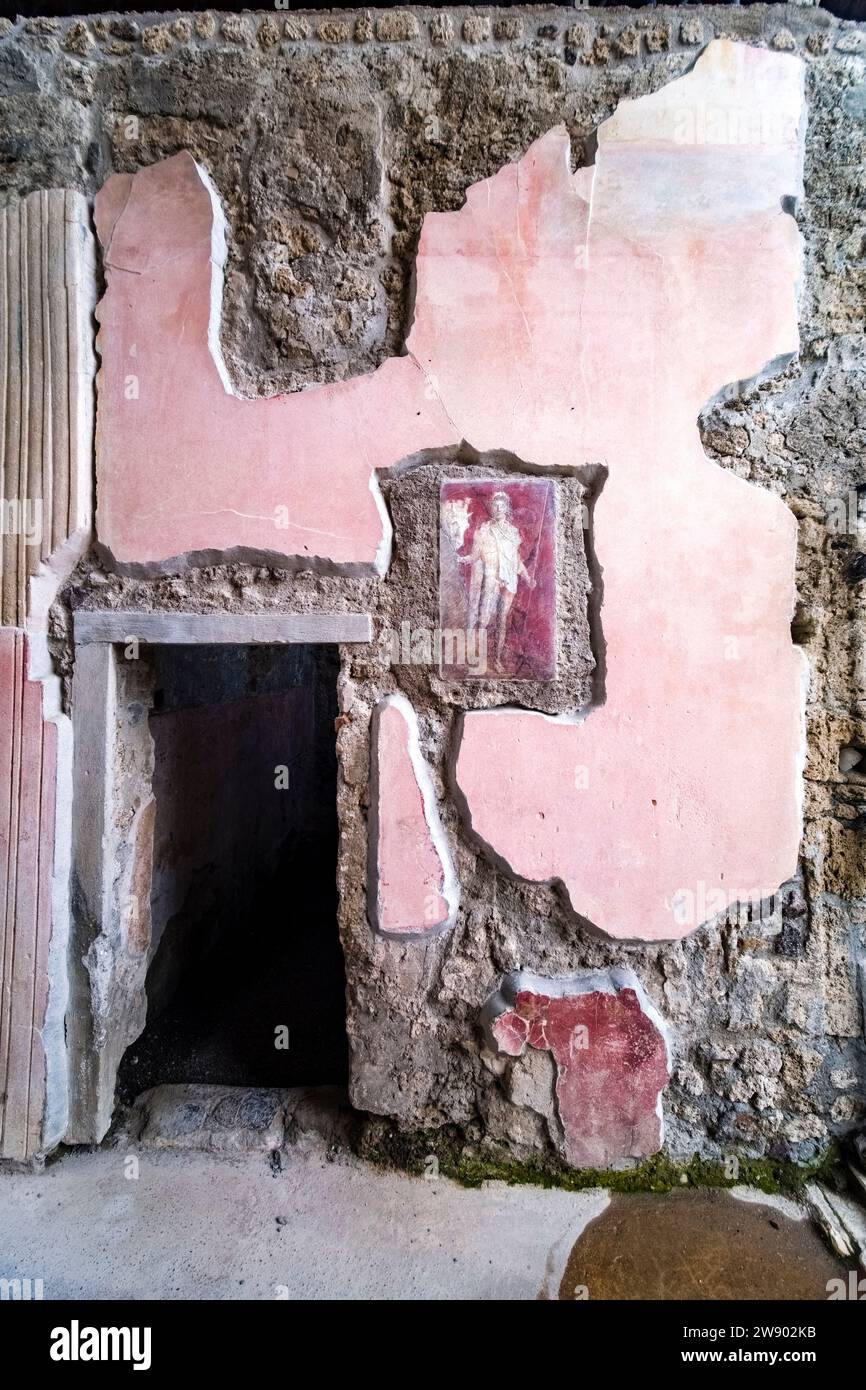 Ruinen der Casa dei Dioscuri in der archäologischen Stätte von Pompeji, einer antiken Stadt, die durch den Ausbruch des Vesuvs im Jahr 79 n. Chr. zerstört wurde. Stockfoto