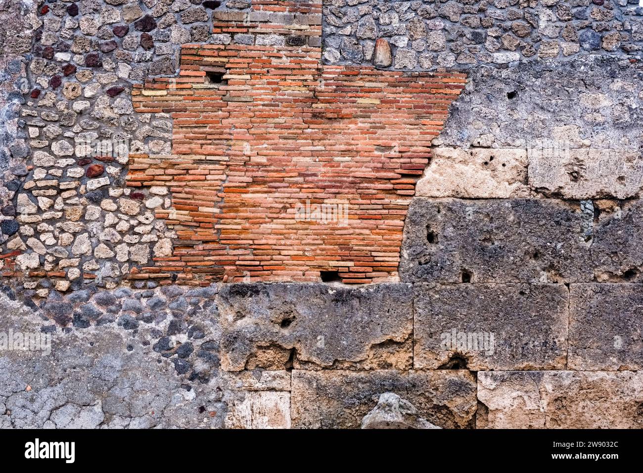 Ruinen der Casa della fontana grande in der archäologischen Stätte von Pompeji, einer antiken Stadt, die durch den Ausbruch des Vesuv im Jahr 79 n. Chr. zerstört wurde. Stockfoto