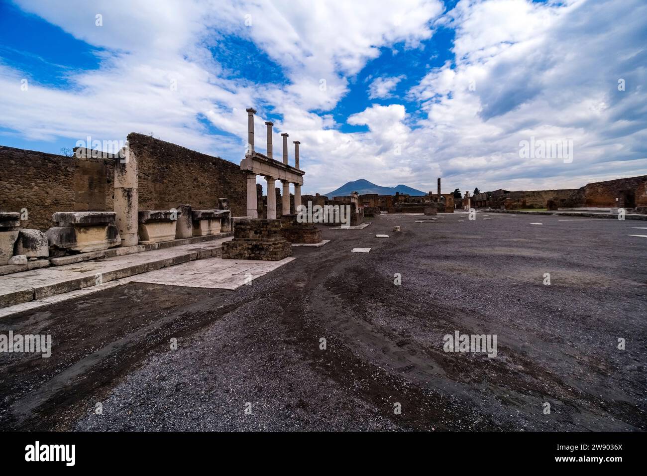 Ruinen des Forums in der archäologischen Stätte von Pompeji, einer antiken Stadt, die durch den Ausbruch des Vesuv im Jahr 79 n. Chr. zerstört wurde. Stockfoto