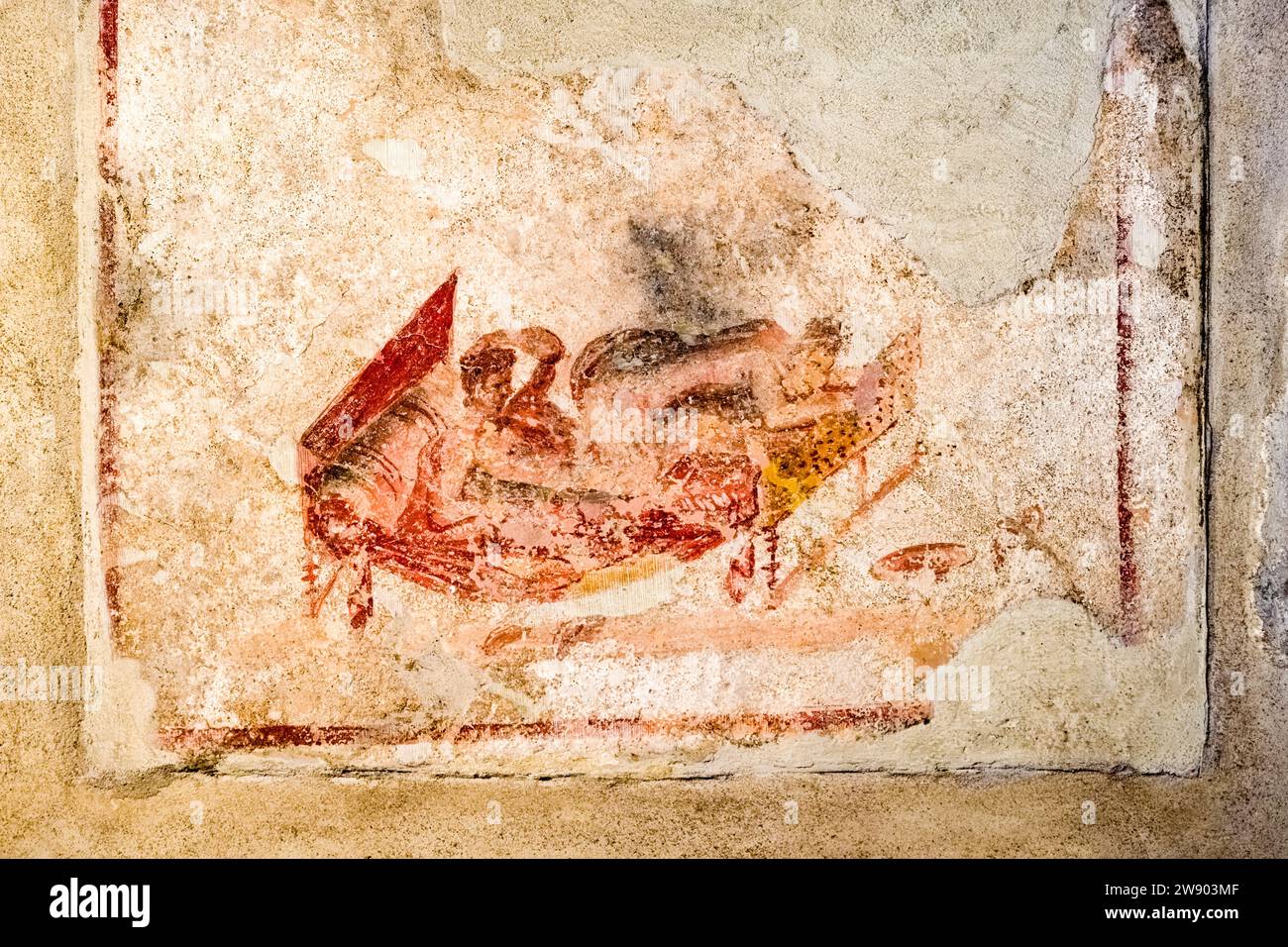 Wandmalereien im Lupanar, Bordell in der archäologischen Stätte von Pompeji, einer antiken Stadt, die durch den Ausbruch des Vesuvs im Jahr 79 n. Chr. zerstört wurde. Stockfoto