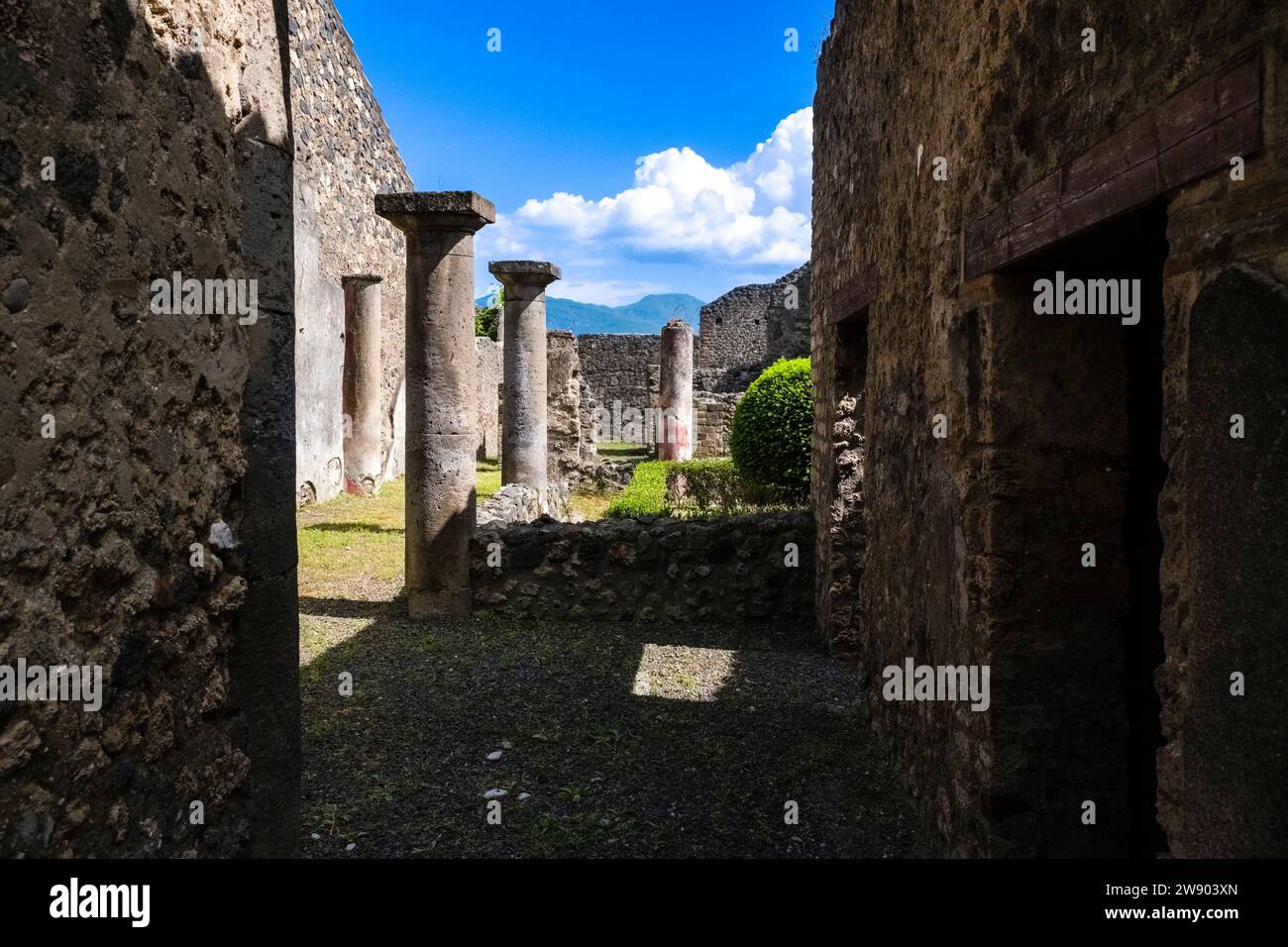 Ruinen in der Via dell'Abbondanza in der archäologischen Stätte von Pompeji, einer antiken Stadt, die durch den Ausbruch des Vesuv im Jahr 79 n. Chr. zerstört wurde. Stockfoto