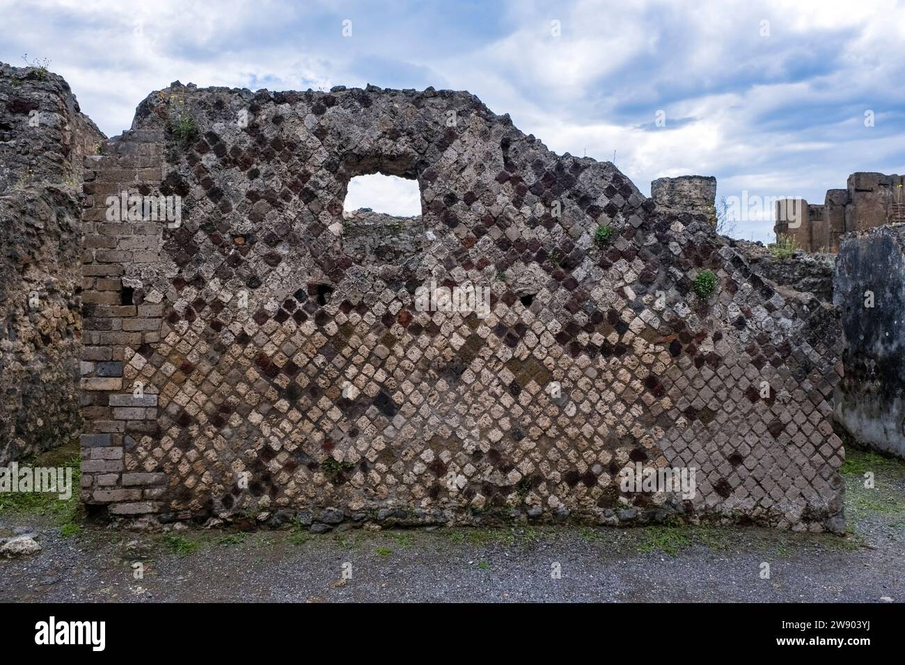Ruinen in der Via delle Terme in der archäologischen Stätte von Pompeji, einer antiken Stadt, die durch den Ausbruch des Vesuv im Jahr 79 n. Chr. zerstört wurde. Stockfoto