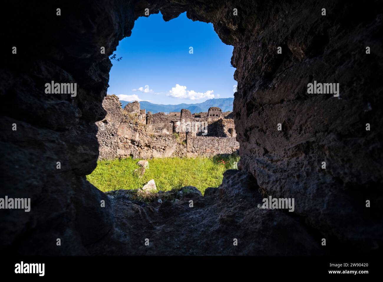 Ruinen in Vicolo di Mercurio in der archäologischen Stätte von Pompeji, einer antiken Stadt, die durch den Ausbruch des Vesuv im Jahr 79 n. Chr. zerstört wurde. Stockfoto