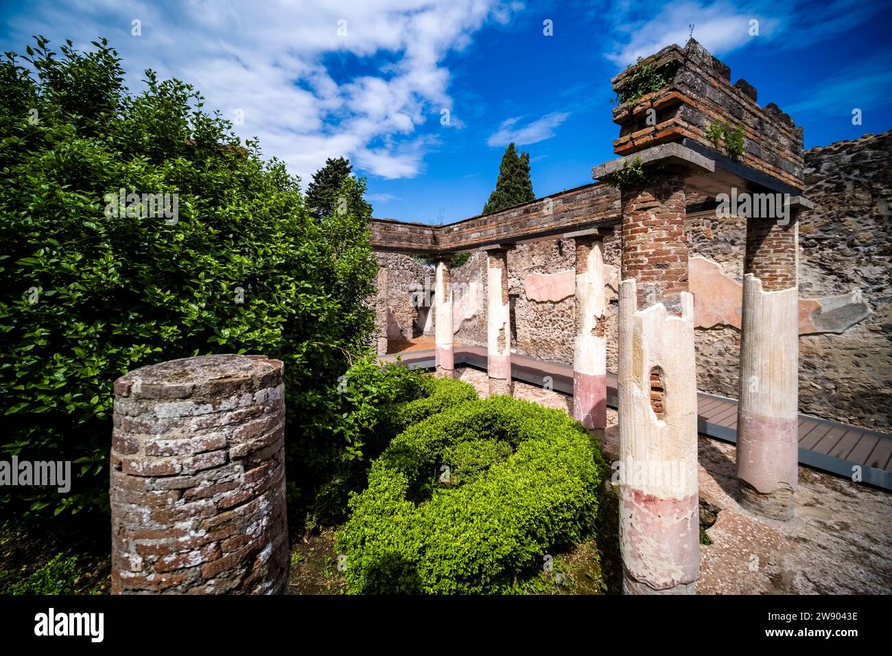 Ruinen der Villa des Diomedes in der archäologischen Stätte von Pompeji, einer antiken Stadt, die durch den Ausbruch des Vesuvs im Jahr 79 n. Chr. zerstört wurde. Stockfoto