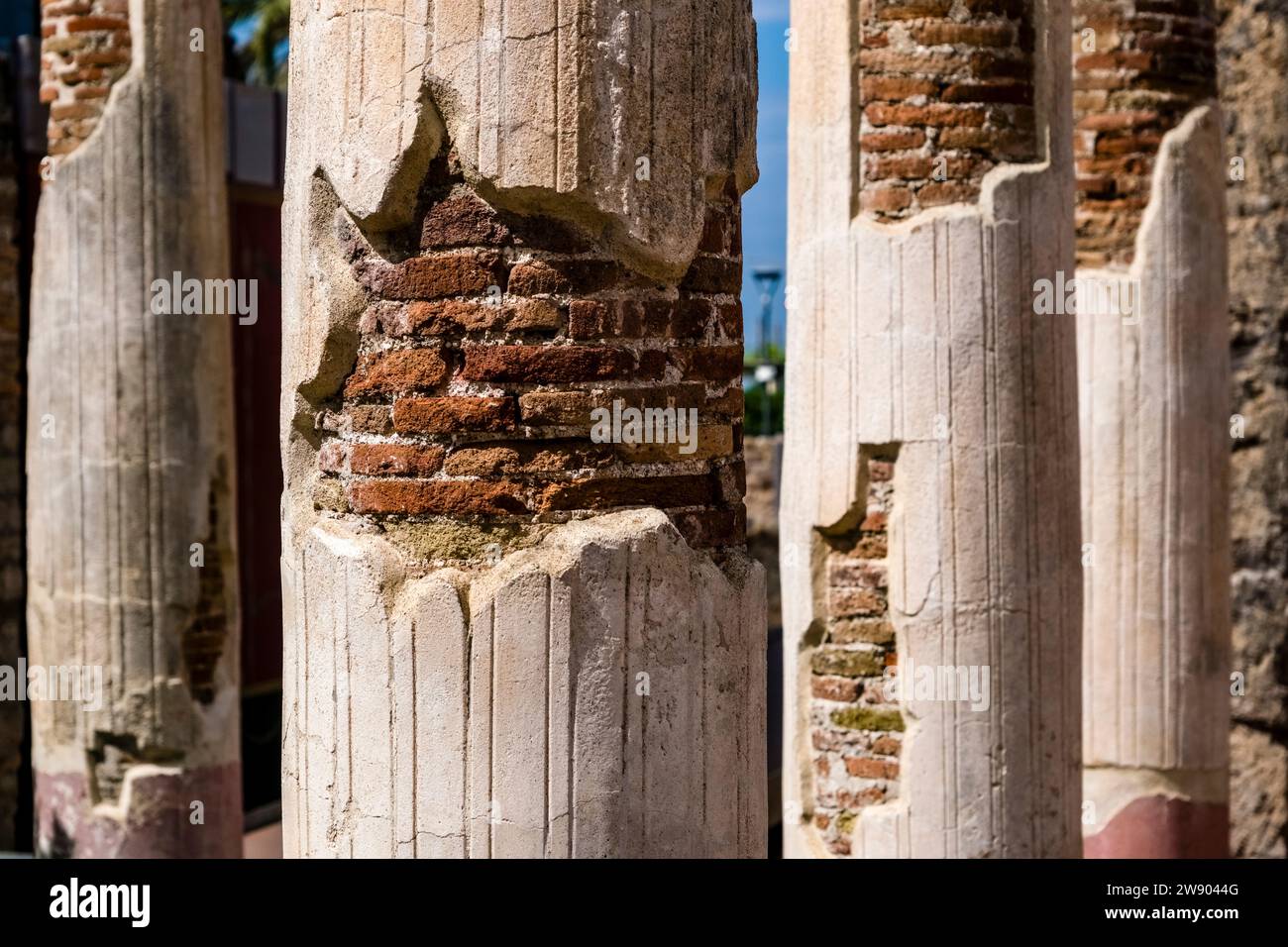 Ruinen der Villa des Diomedes in der archäologischen Stätte von Pompeji, einer antiken Stadt, die durch den Ausbruch des Vesuvs im Jahr 79 n. Chr. zerstört wurde. Stockfoto