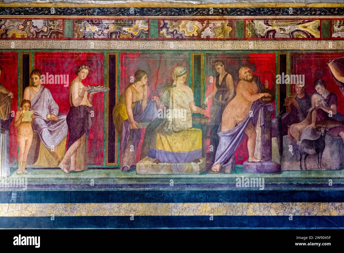 Wandmalereien in der Villa der Mysterien in der archäologischen Stätte Pompeji, einer antiken Stadt, die 79 durch den Ausbruch des Vesuvs zerstört wurde Stockfoto