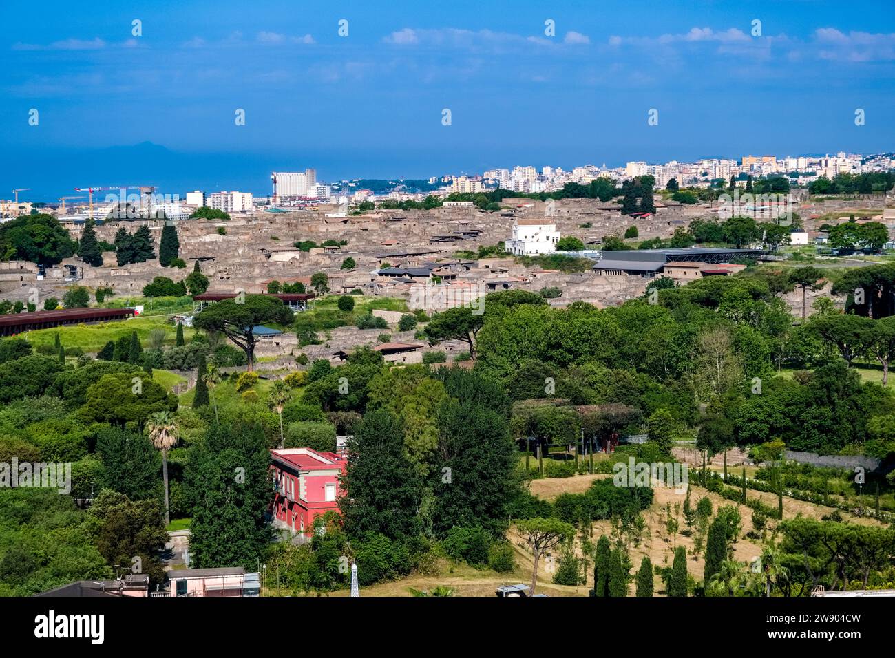 Aus der Vogelperspektive der archäologischen Stätte von Pompeji, vom Glockenturm der Kirche Santuario della Beata Vergine del Santo Rosario aus gesehen. Stockfoto