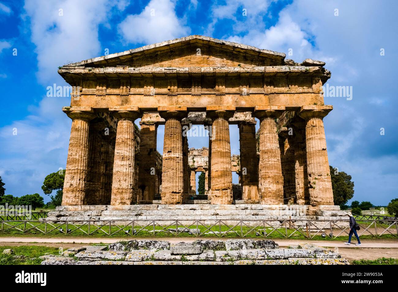 Zweiter Tempel von Hera, der zu den Ruinen von Paestum gehört, einer wichtigen antiken griechischen Stadt an der Küste des Tyrrhenischen Meeres. Stockfoto