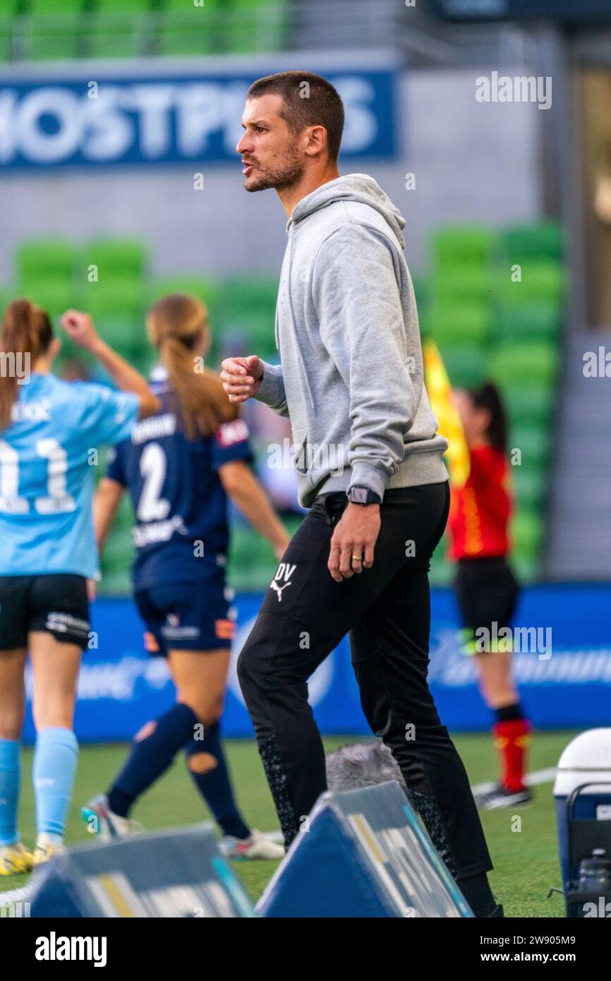 Melbourne, Australien. 23. Dezember 2023. Melbourne City FC Head Coach Dario Vidosic gibt seinem Team während des Liberty A-League Frauenspiels zwischen Melbourne City FC und Melbourne Victory FC im AAMI Park in Melbourne, Australien Anweisungen. Quelle: James Forrester/Alamy Live News Stockfoto Melbourne, Australien. 23. Dezember 2023. Melbourne City FC Head Coach Dario Vidosic gibt seinem Team während des Liberty A-League Frauenspiels zwischen Melbourne City FC und Melbourne Victory FC im AAMI Park in Melbourne, Australien Anweisungen. Quelle: James Forrester/Alamy Live News Stockfoto