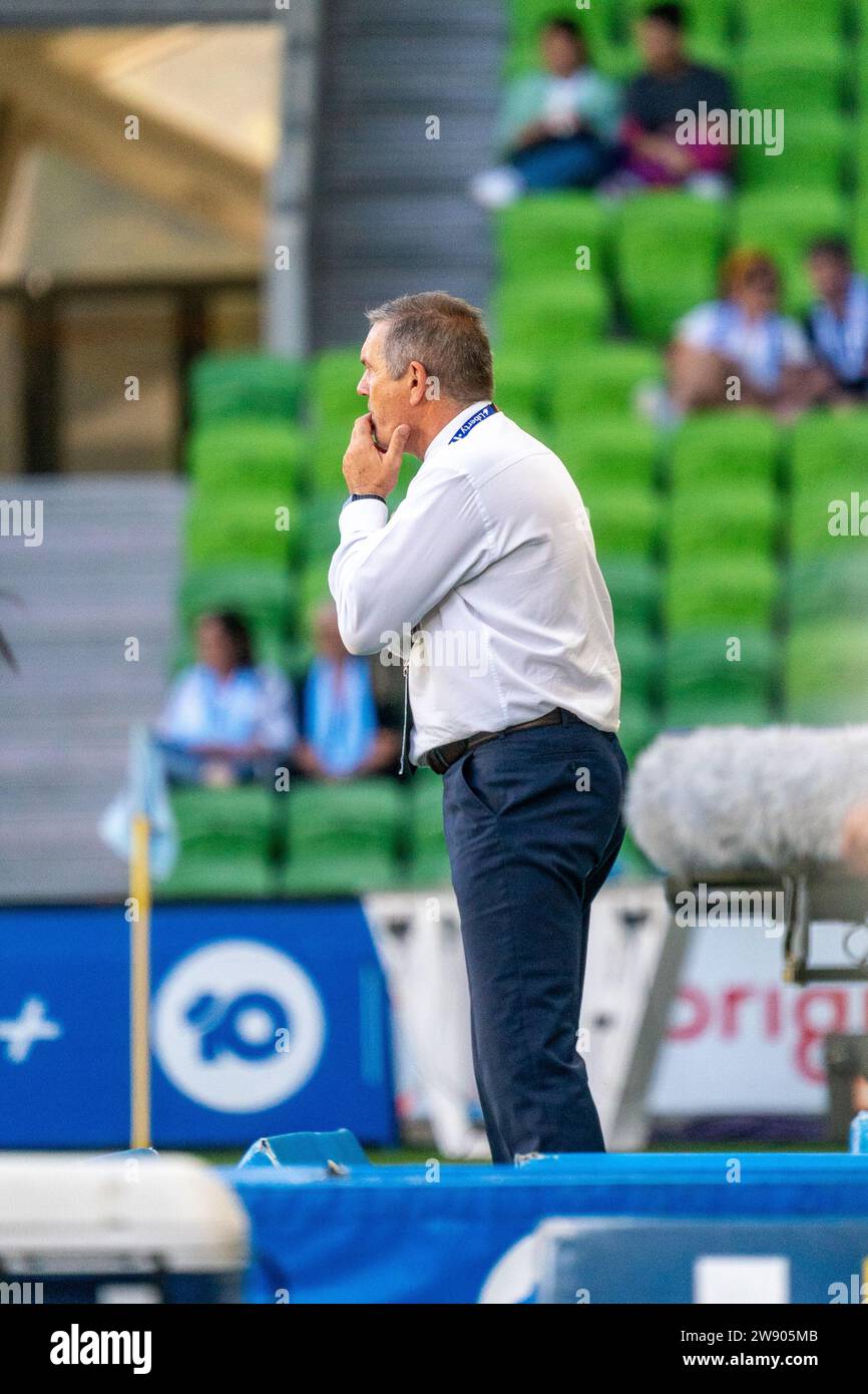 Melbourne, Australien. 23. Dezember 2023. Melbourne Victory FC Head Coach Jeff Hopkins beobachtet genau, wie sich das Spiel während des Liberty A-League Frauenspiels zwischen Melbourne City FC und Melbourne Victory FC im AAMI Park in Melbourne, Australien, abspielt. Quelle: James Forrester/Alamy Live News Stockfoto Melbourne, Australien. 23. Dezember 2023. Melbourne Victory FC Head Coach Jeff Hopkins beobachtet genau, wie sich das Spiel während des Liberty A-League Frauenspiels zwischen Melbourne City FC und Melbourne Victory FC im AAMI Park in Melbourne, Australien, abspielt. Quelle: James Forrester/Alamy Live News Stockfoto