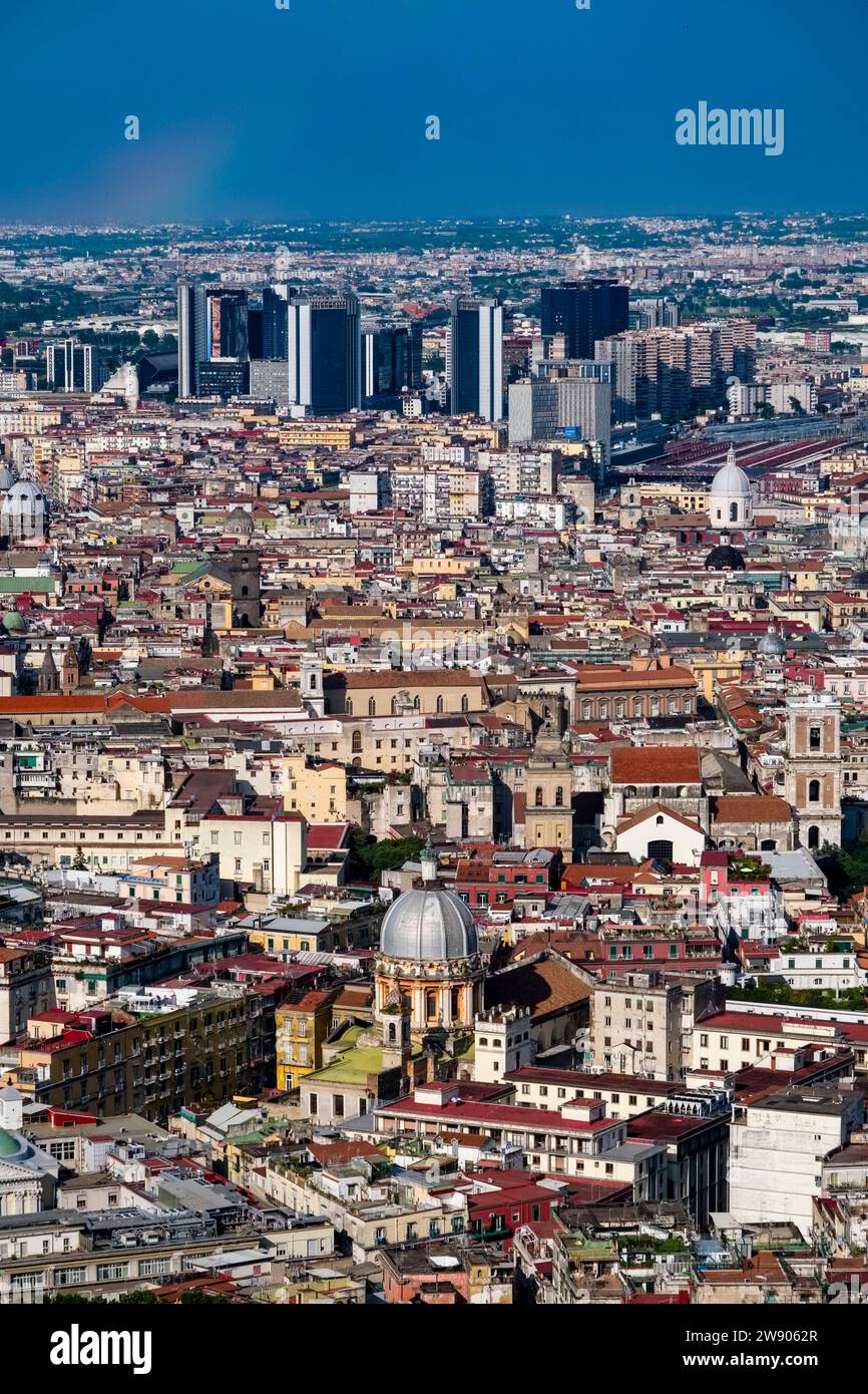 Aus der Vogelperspektive auf die Gebäude der Stadt Neapel und die Kirche Basilica dello Spirito Santo. Stockfoto