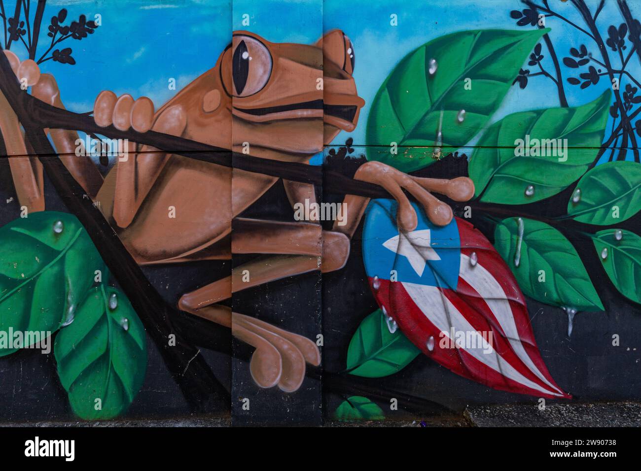 Aguadilla, wo die Gemeinde eine große Familie ist, finden Sie ein kleines Viertel mit Wandgemälden und öffentlicher Kunst, von denen die größte ist Bandera de lo Stockfoto