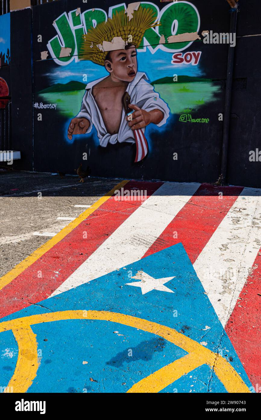 Aguadilla, wo die Gemeinde eine große Familie ist, finden Sie ein kleines Viertel mit Wandgemälden und öffentlicher Kunst, von denen die größte ist Bandera de lo Stockfoto